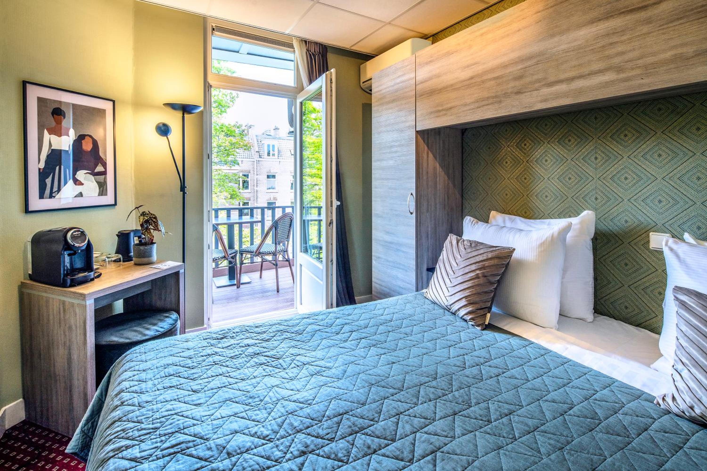 Double Room with Balcony thumbnail 6