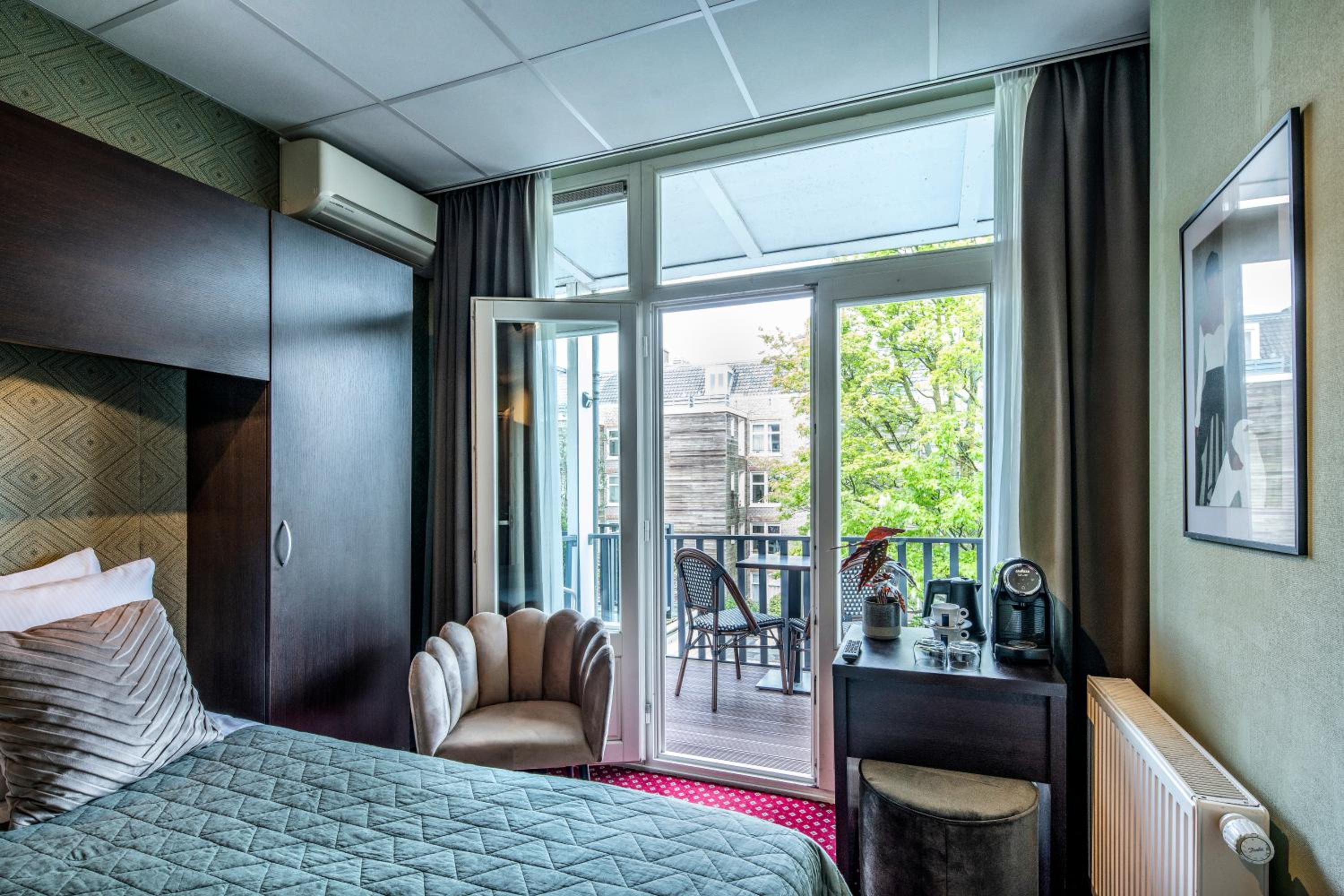 Double Room with Balcony thumbnail 5