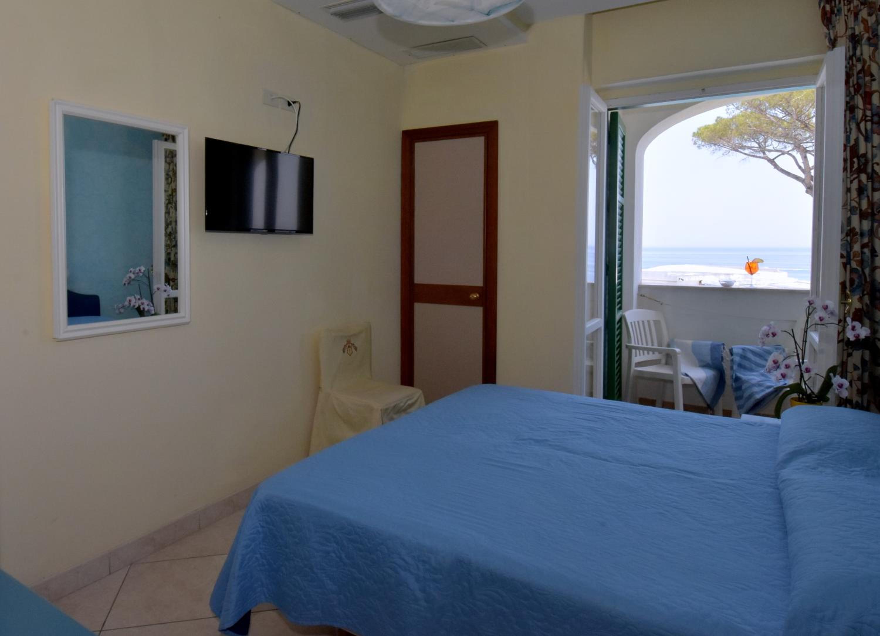 Double or Twin Room with Sea View photo 1