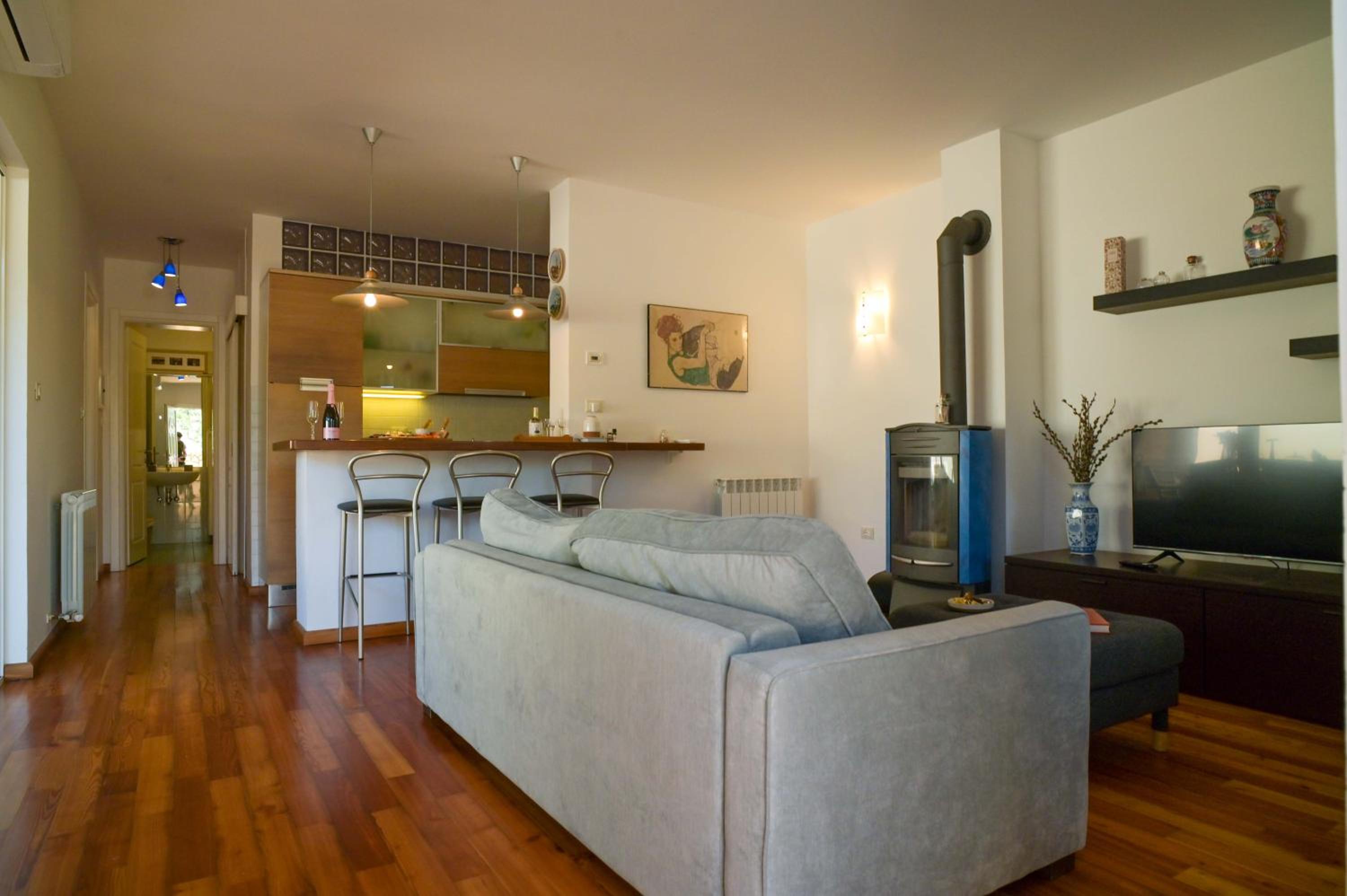 One-Bedroom Apartment photo 1