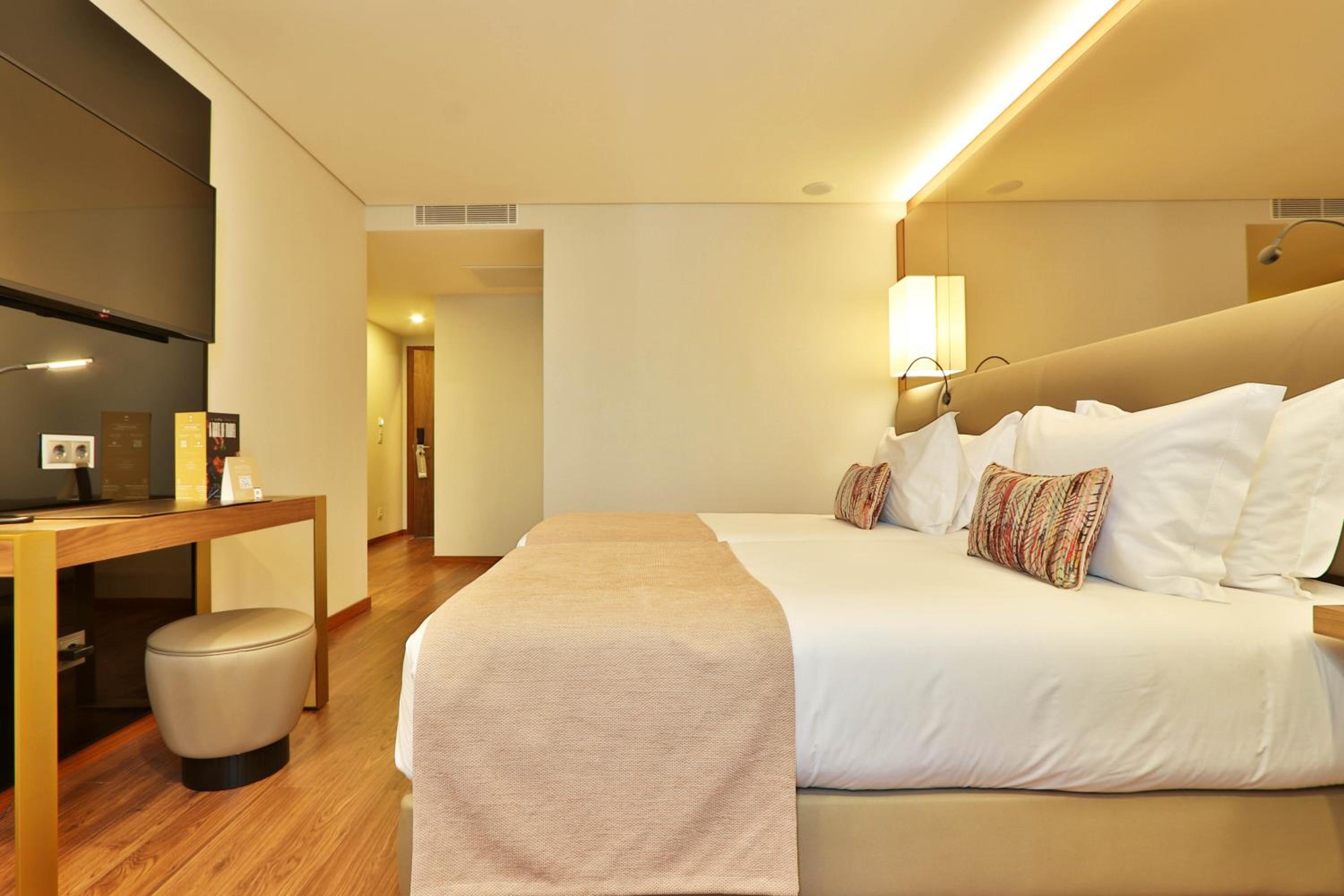 Superior Twin Room - Photo 11