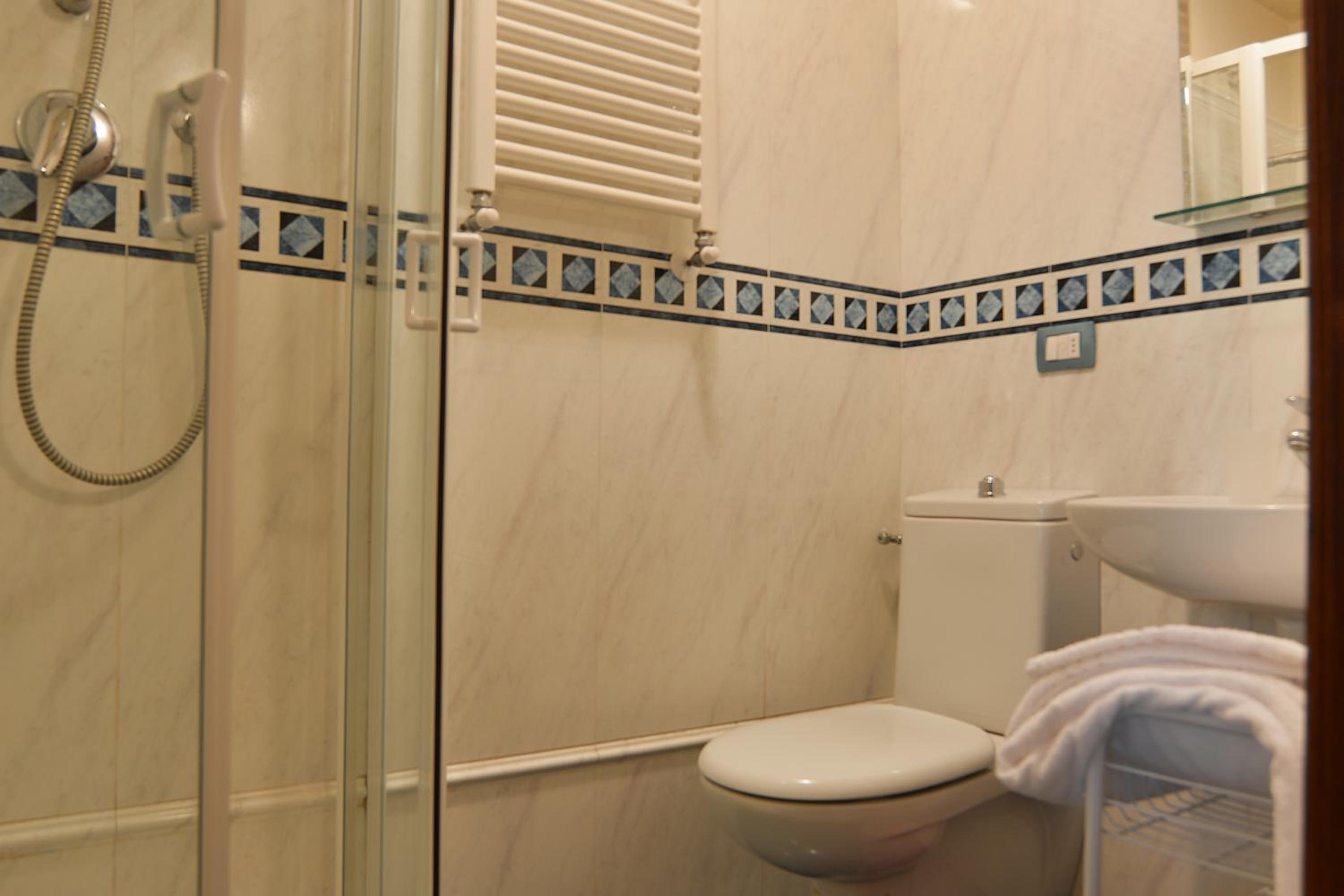 Single Room with Bathroom photo 2