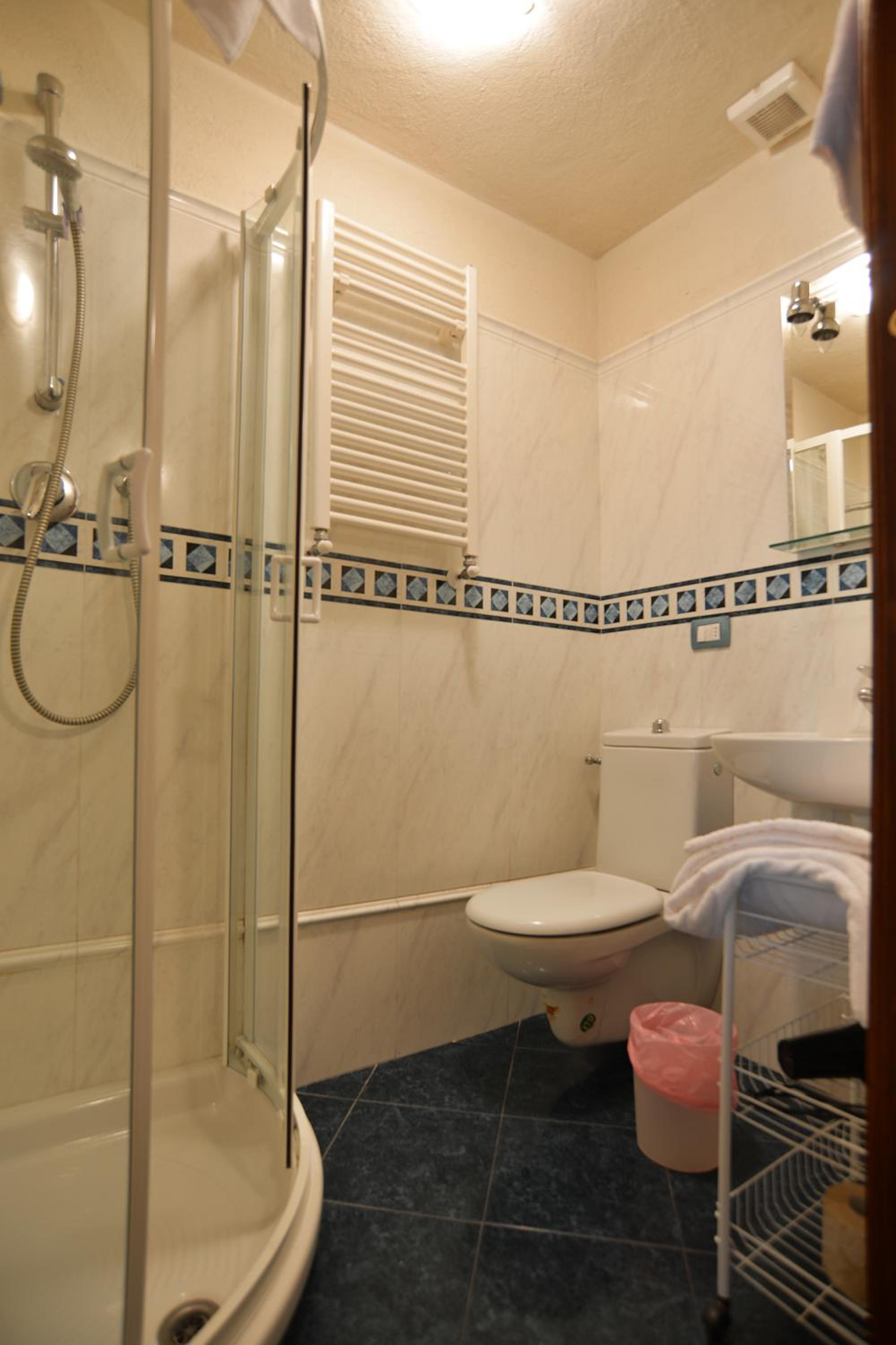 Single Room with Bathroom photo 3