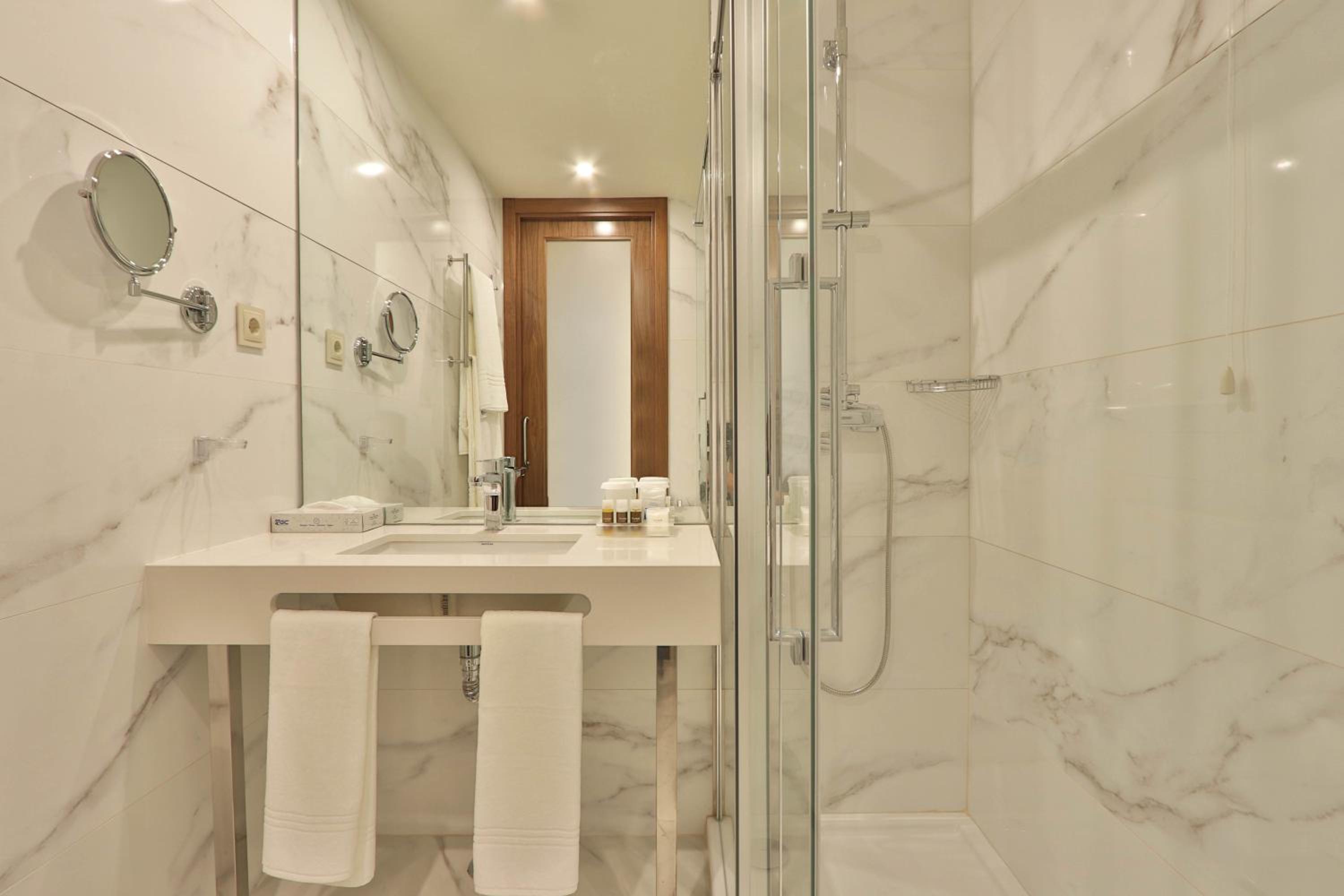 Executive Double Room - Photo 11