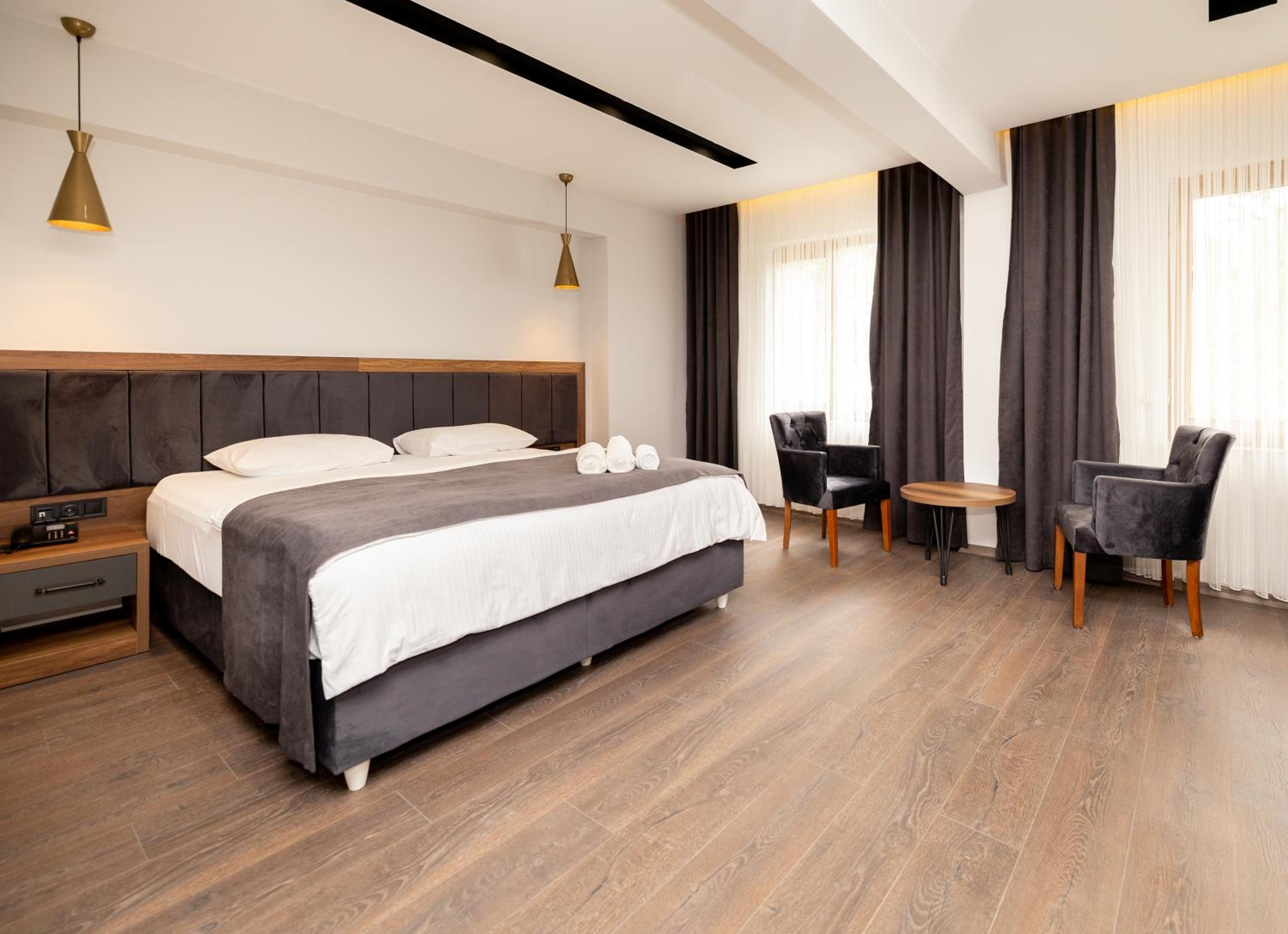 Deluxe Double Room (2 Adults + 1 Child) - Photo 9