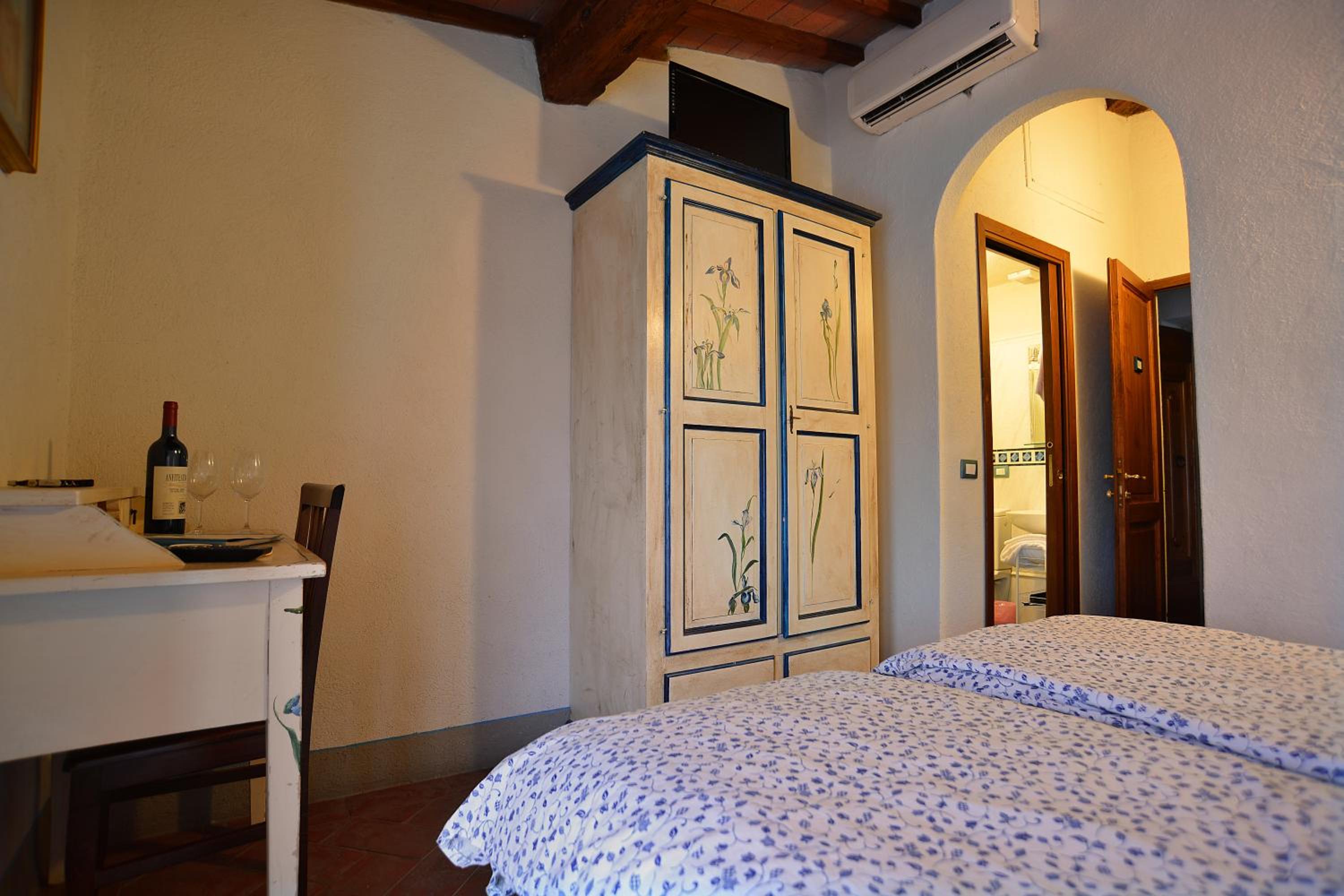 Single Room with Bathroom photo 1