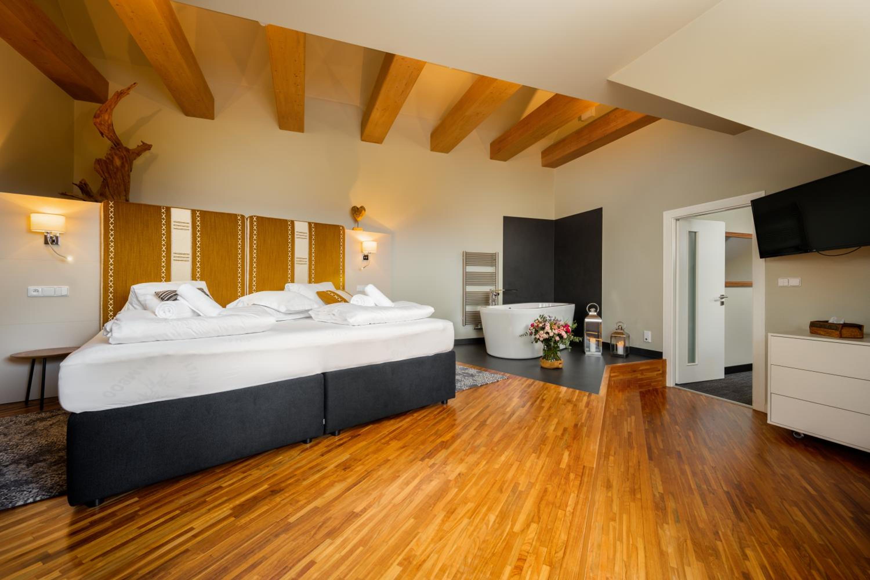 Suite with Panoramic View photo 3