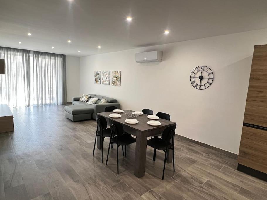 Three-Bedroom Apartment photo 1