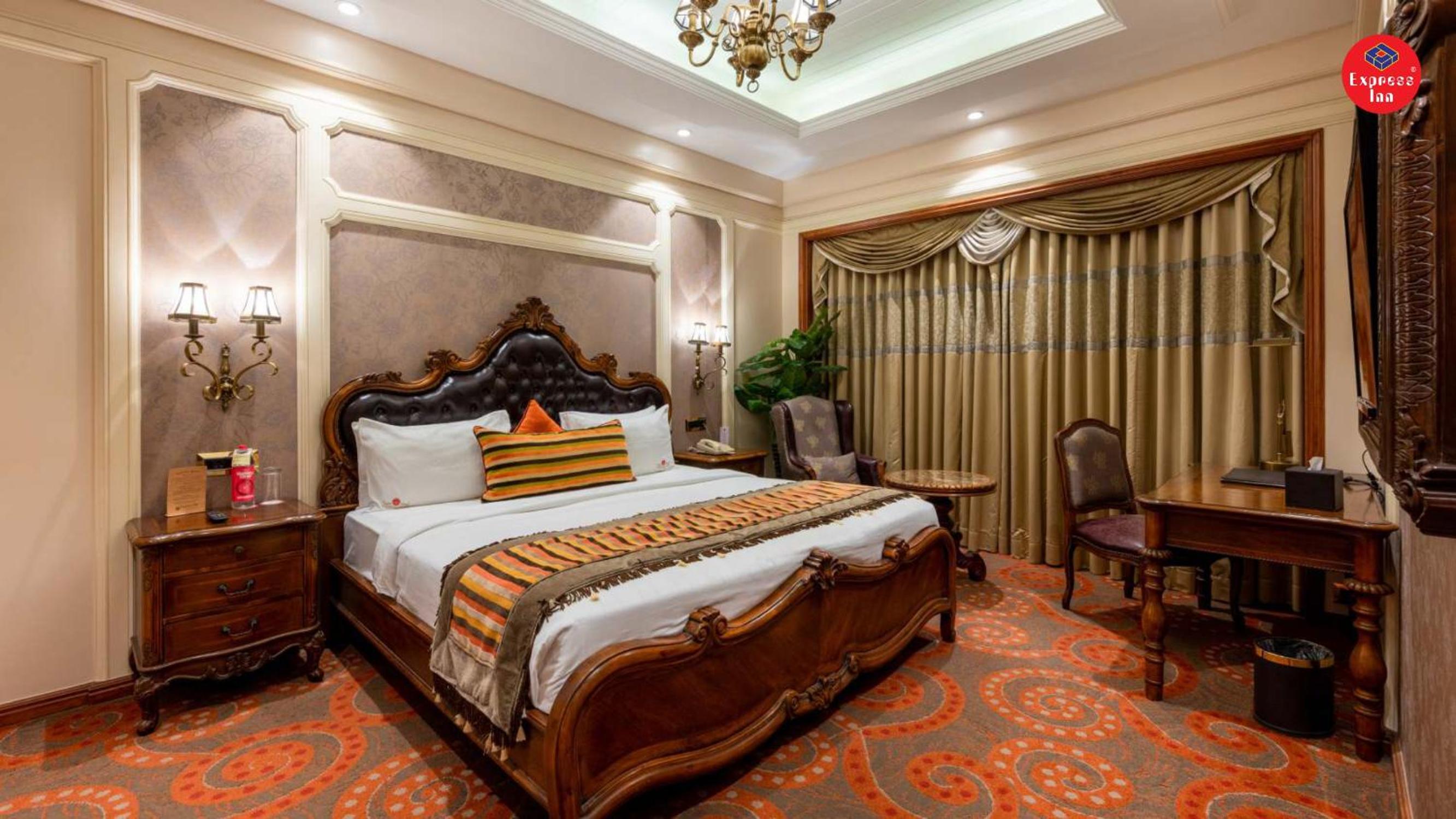 Suite  - Photo 1