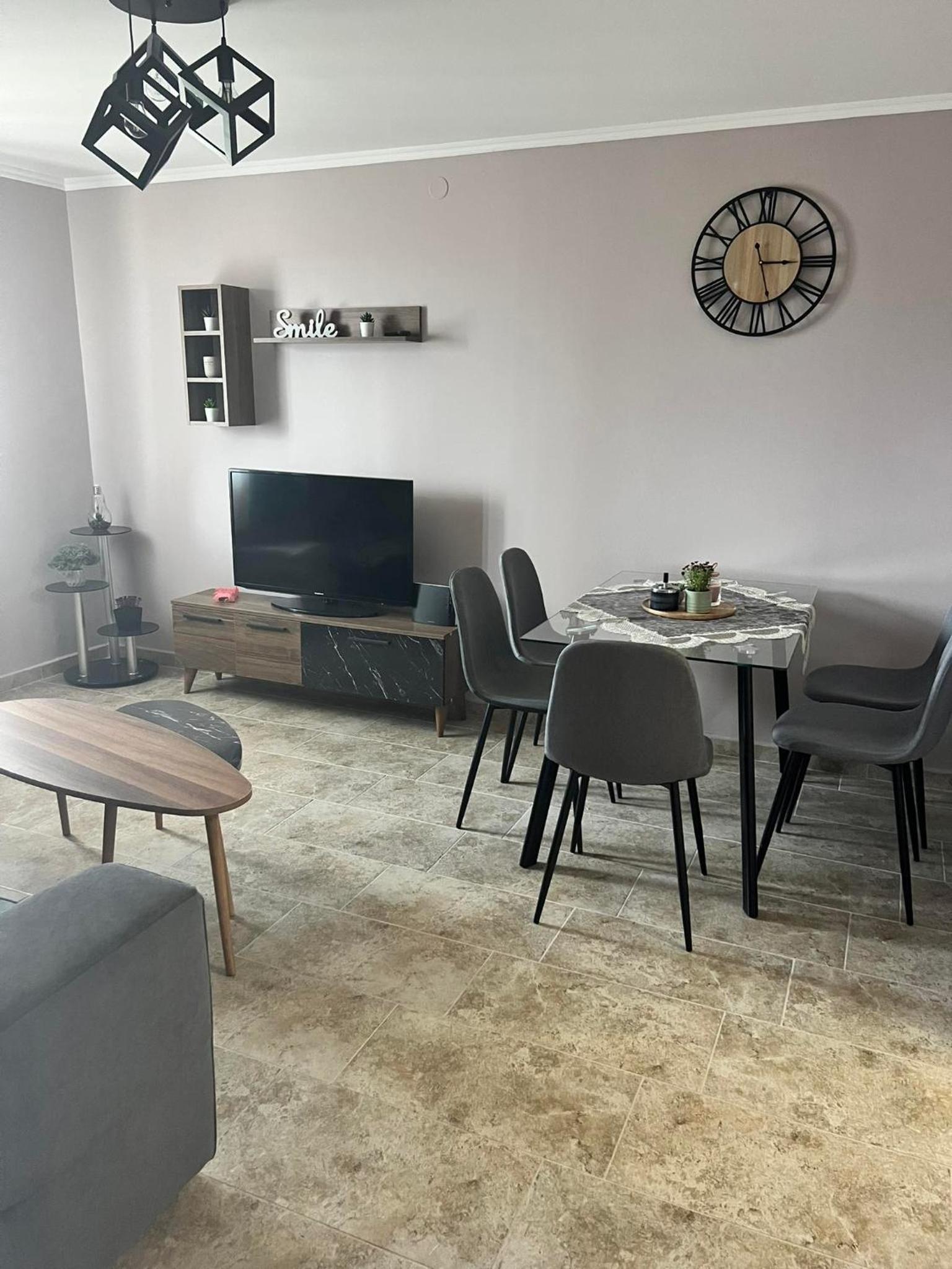 One-Bedroom Apartment photo 1