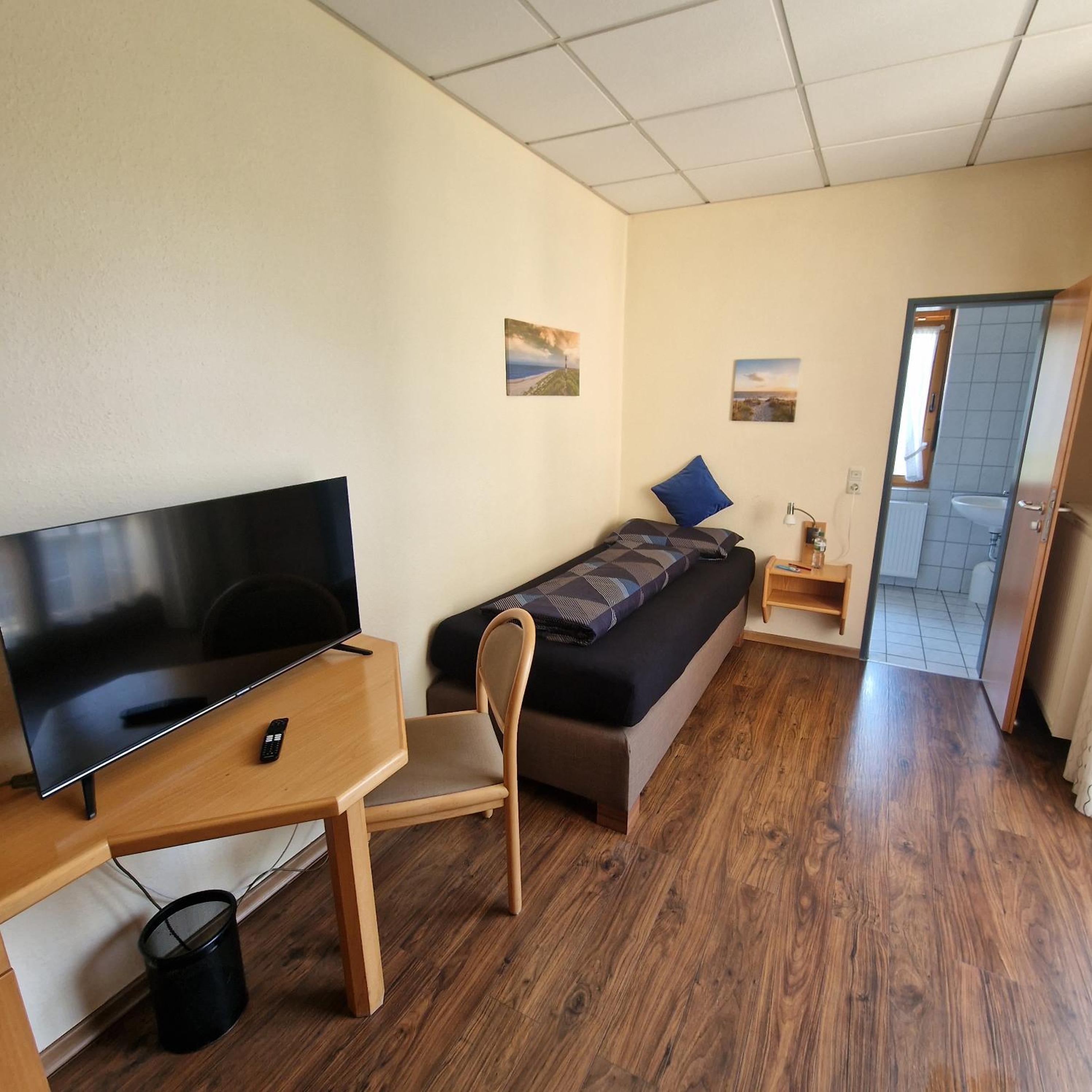 Single Room with Bathroom photo 3
