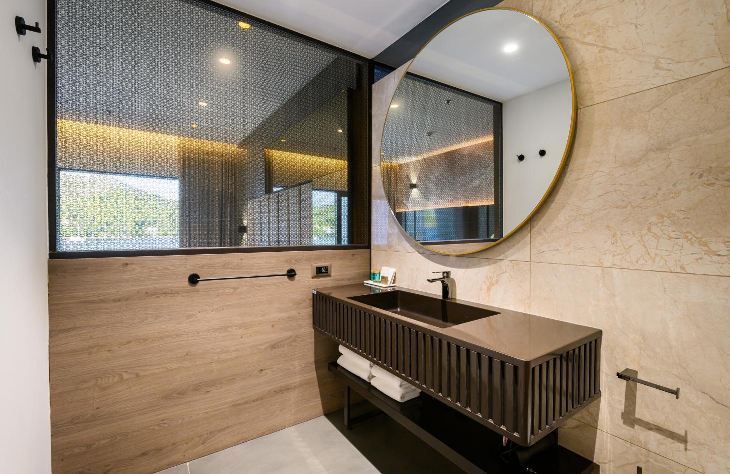 Executive Suite - Photo 4