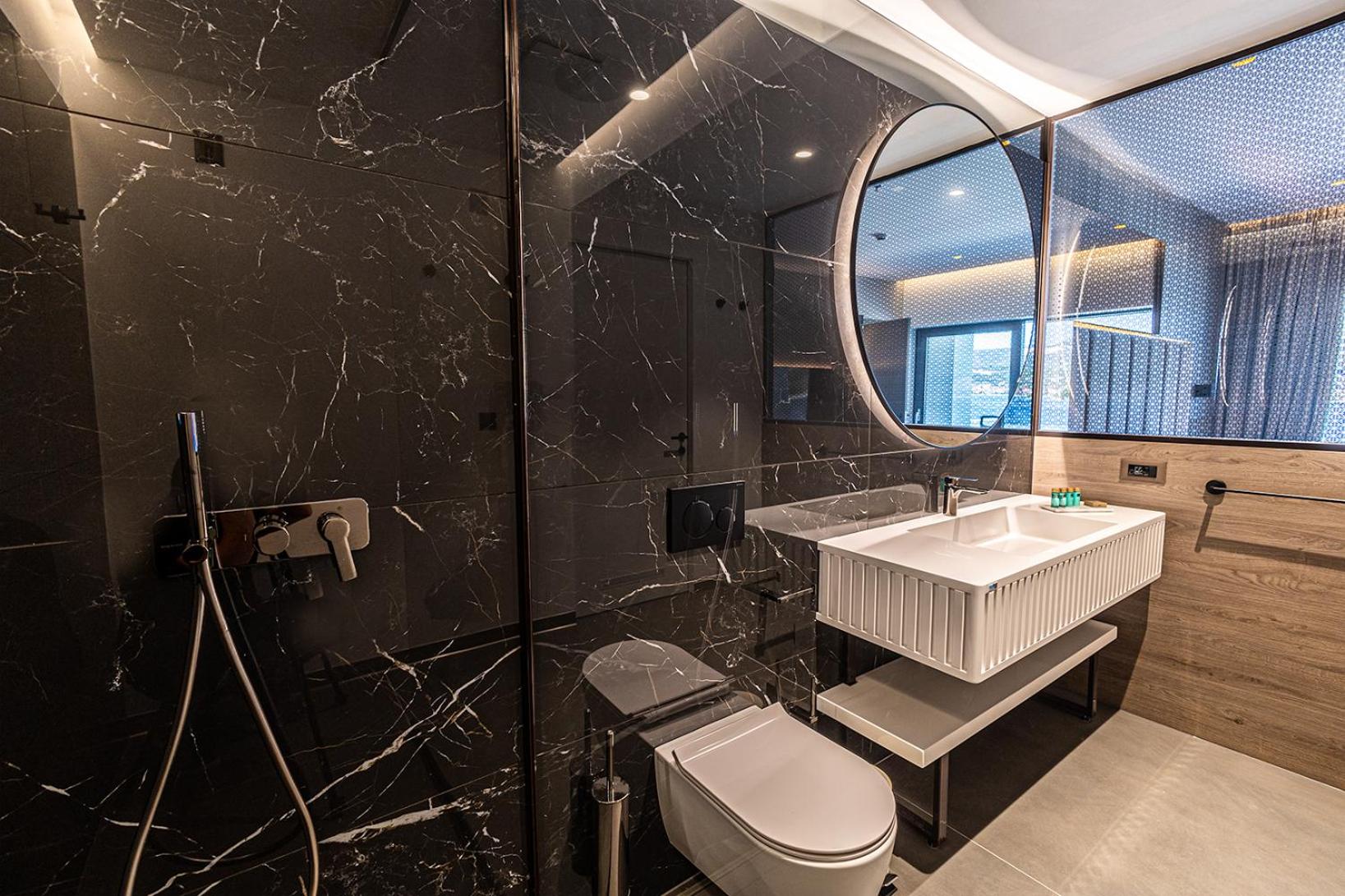 Deluxe Family Suite - Photo 6