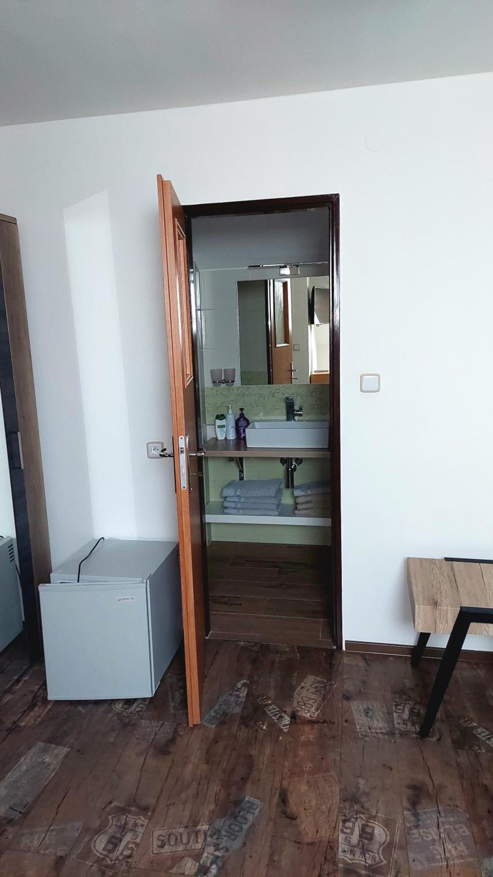 Family Room with Private Bathroom - Photo 5