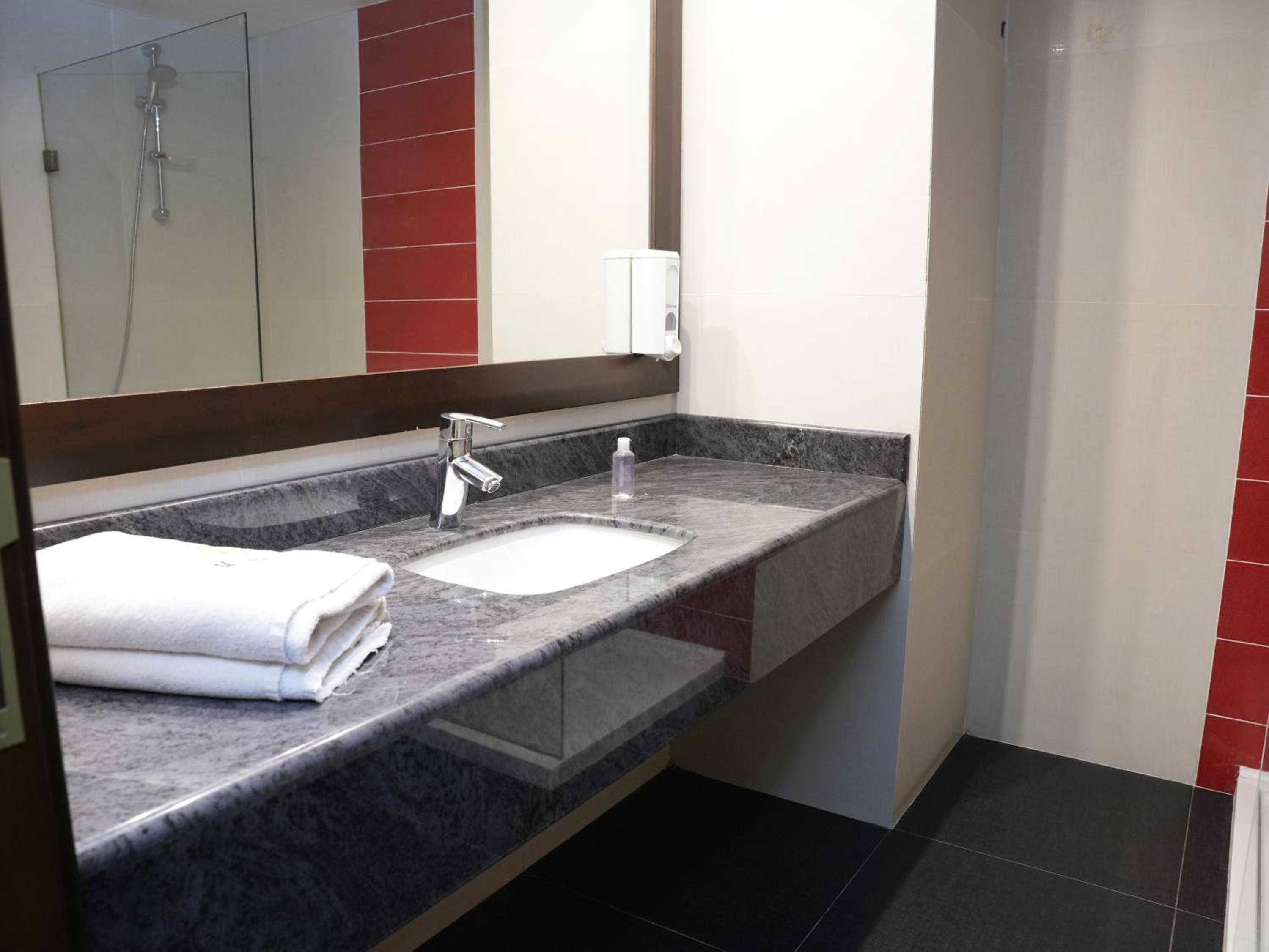 Deluxe Suite with Jacuzzi photo 3