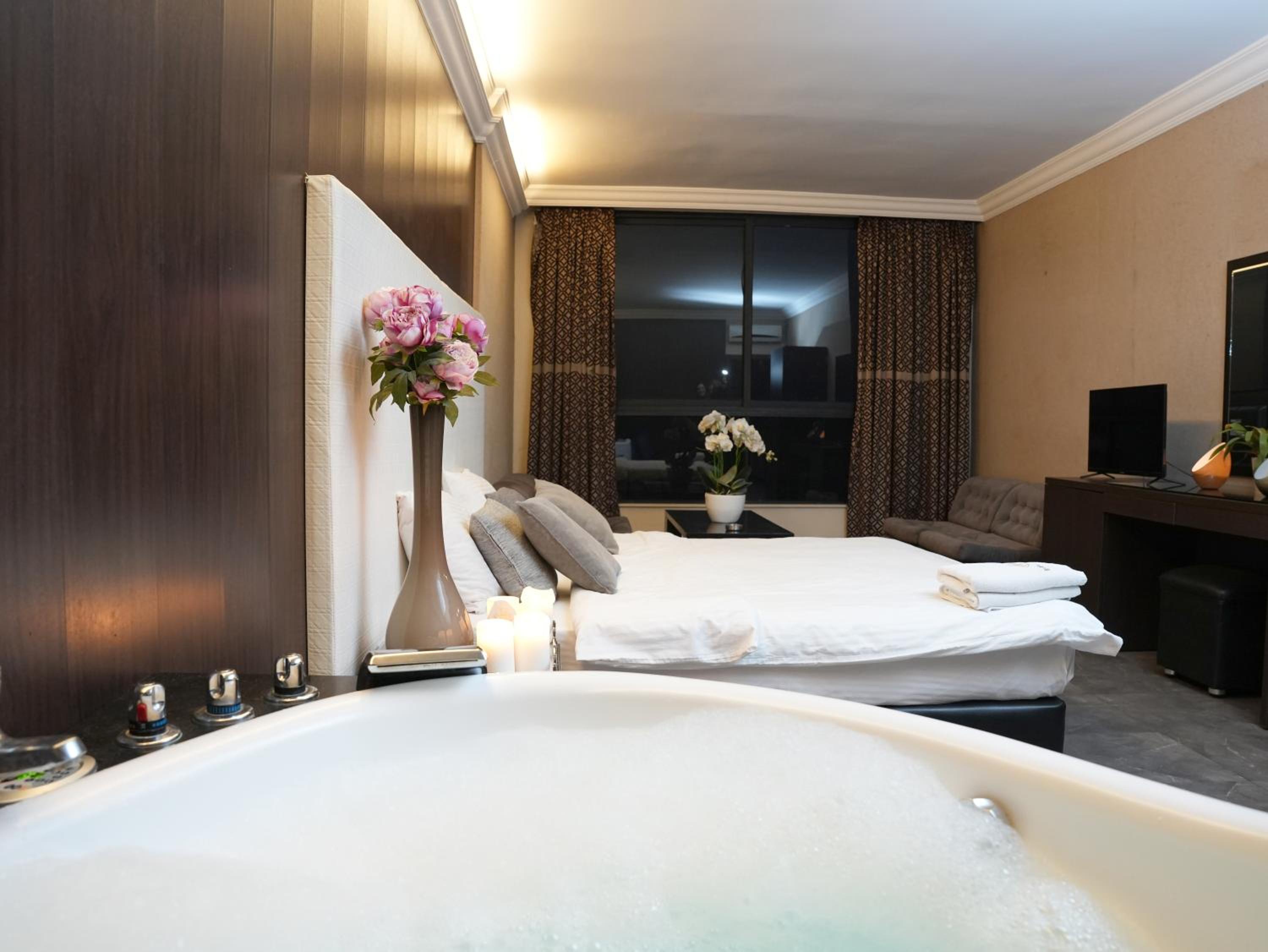 Deluxe Suite with Jacuzzi photo 1