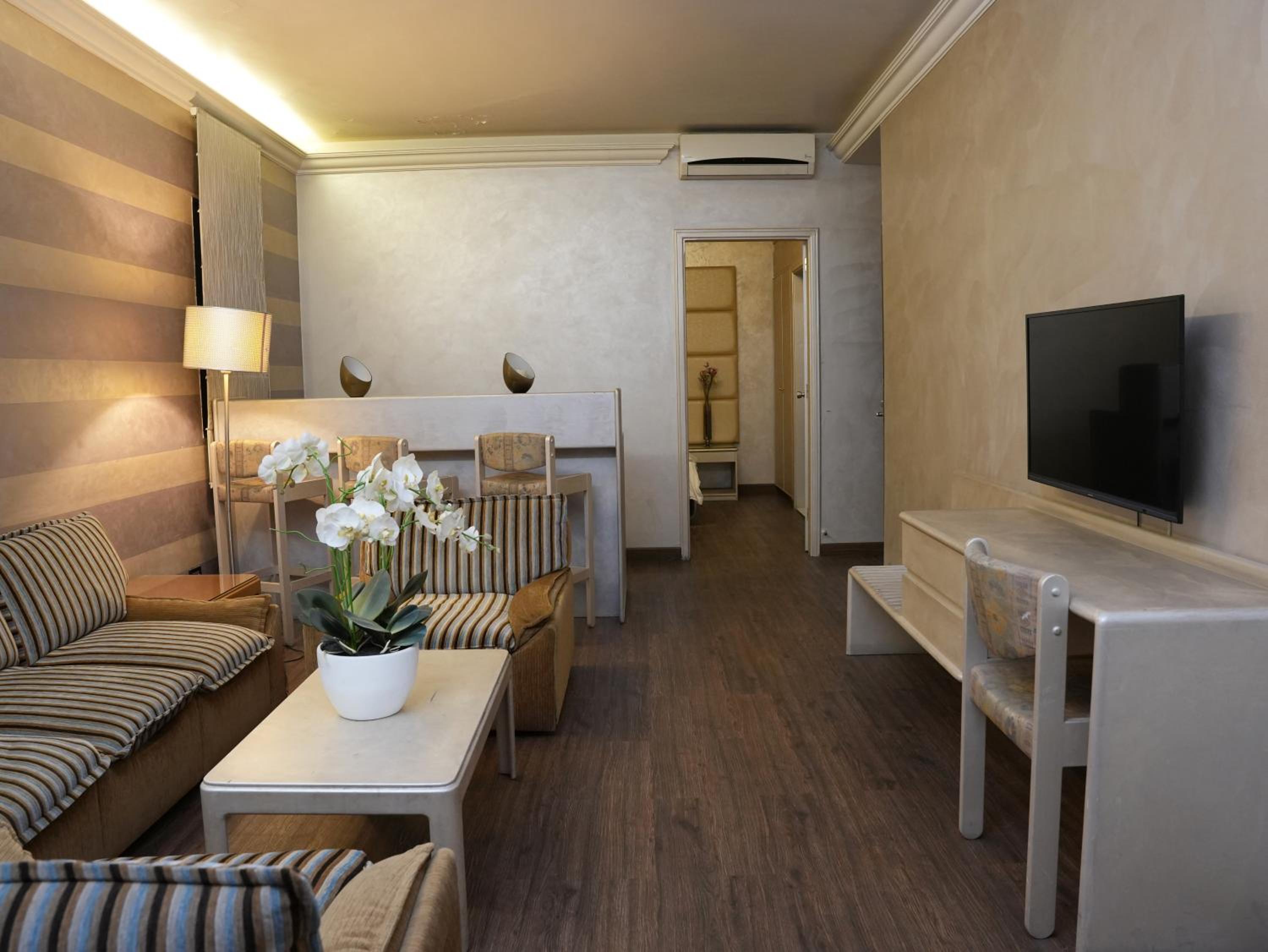 Deluxe Family Suite photo 2