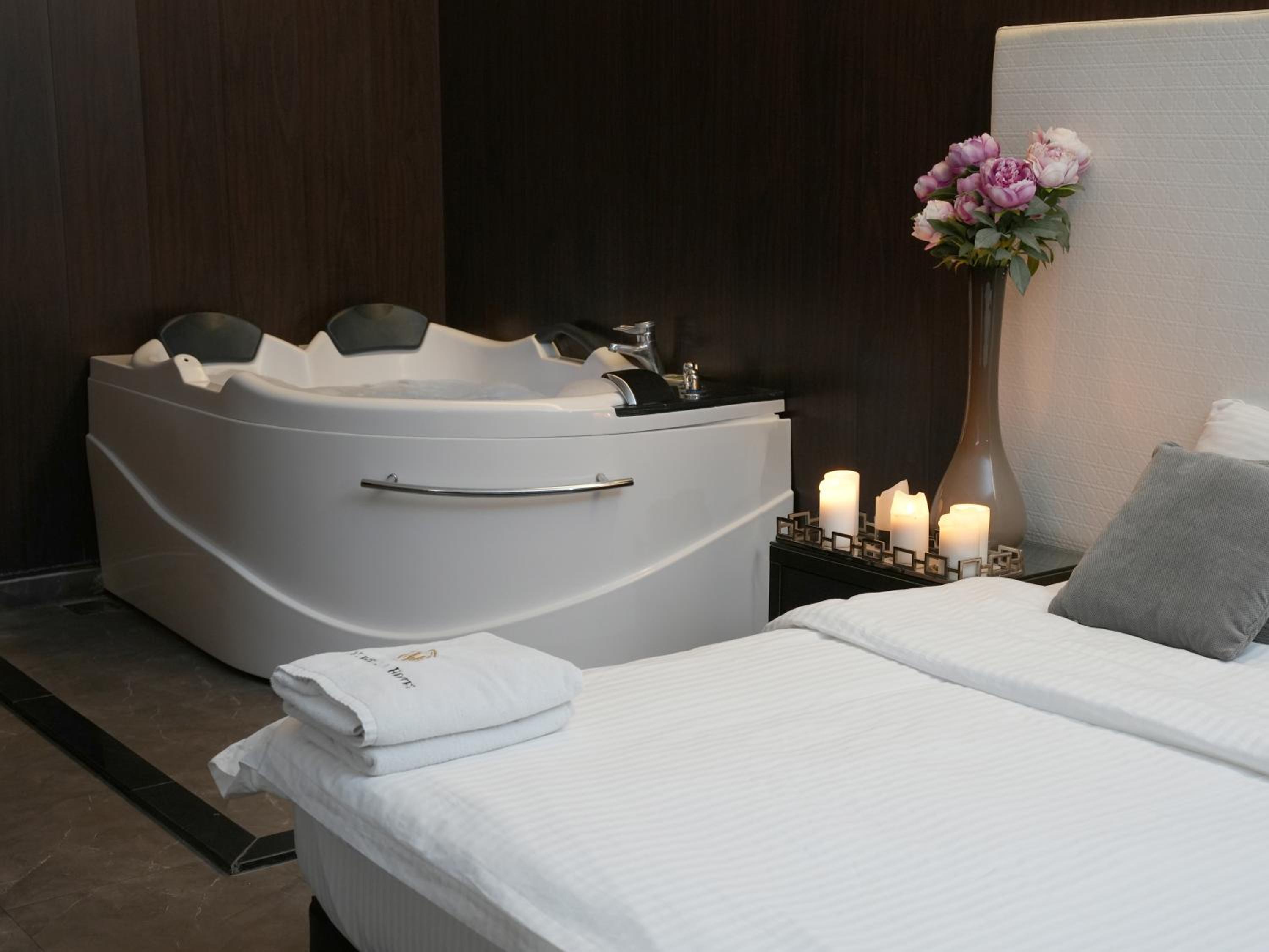 Deluxe Suite with Jacuzzi photo 2