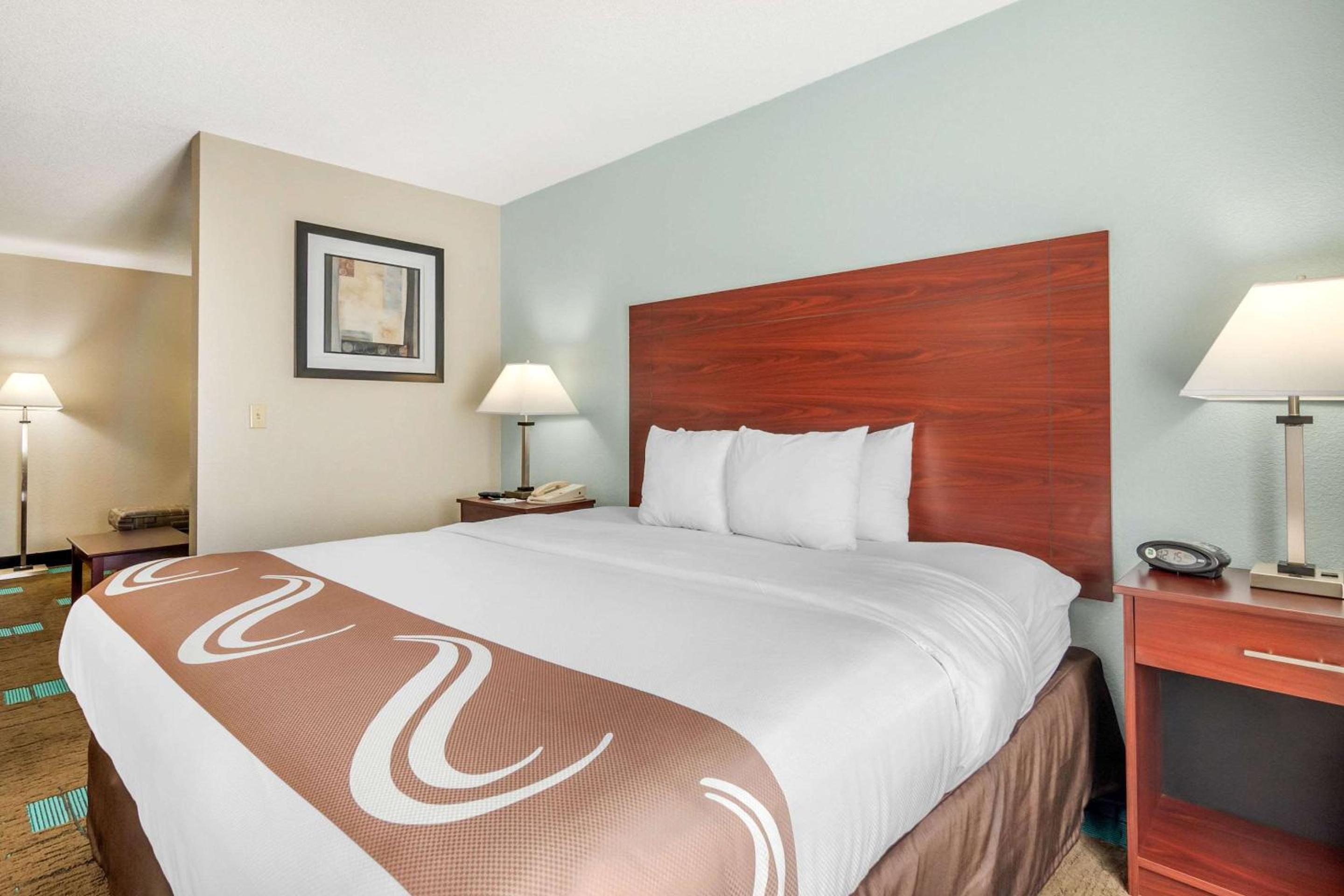 King Suite With Transfer Shower - Accessible/Non-Smoking photo 1