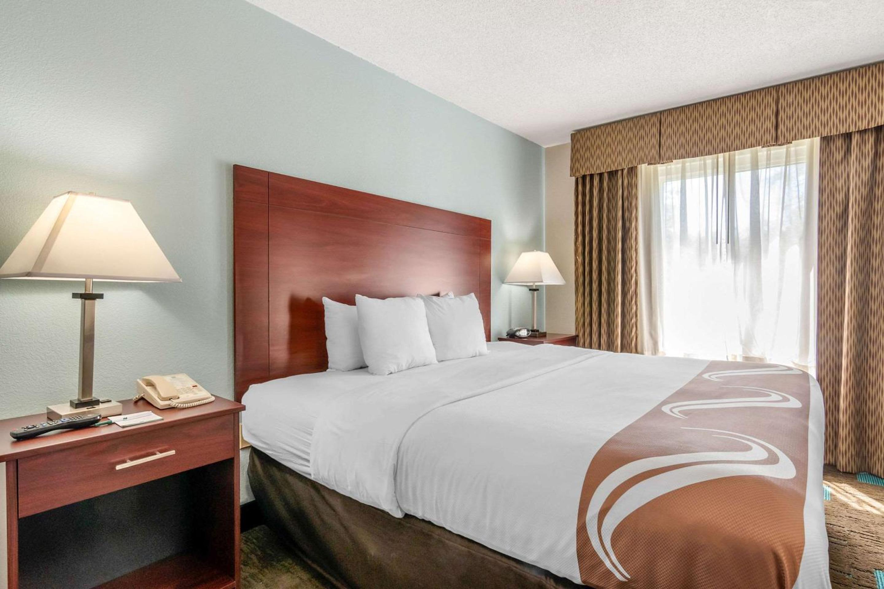 King Suite With Transfer Shower - Accessible/Non-Smoking photo 3