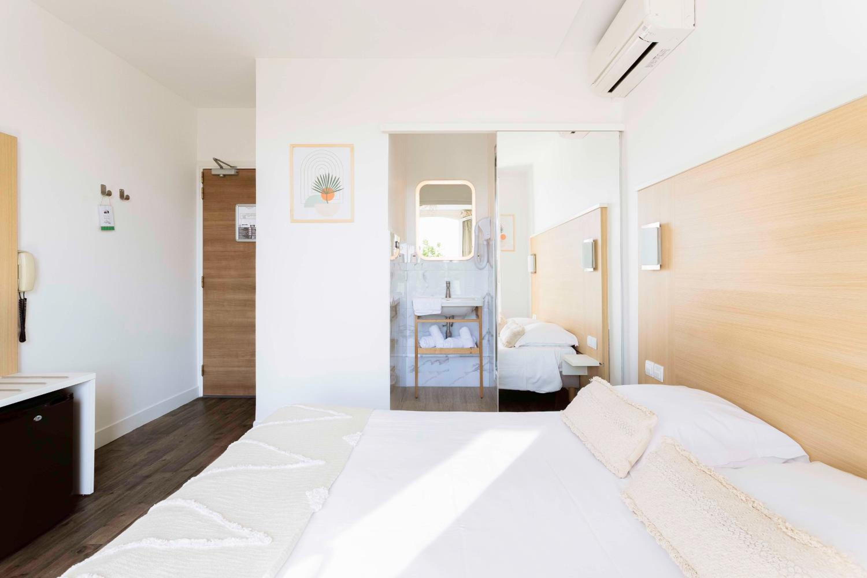 Budget Double Room - Street Side - Photo 2