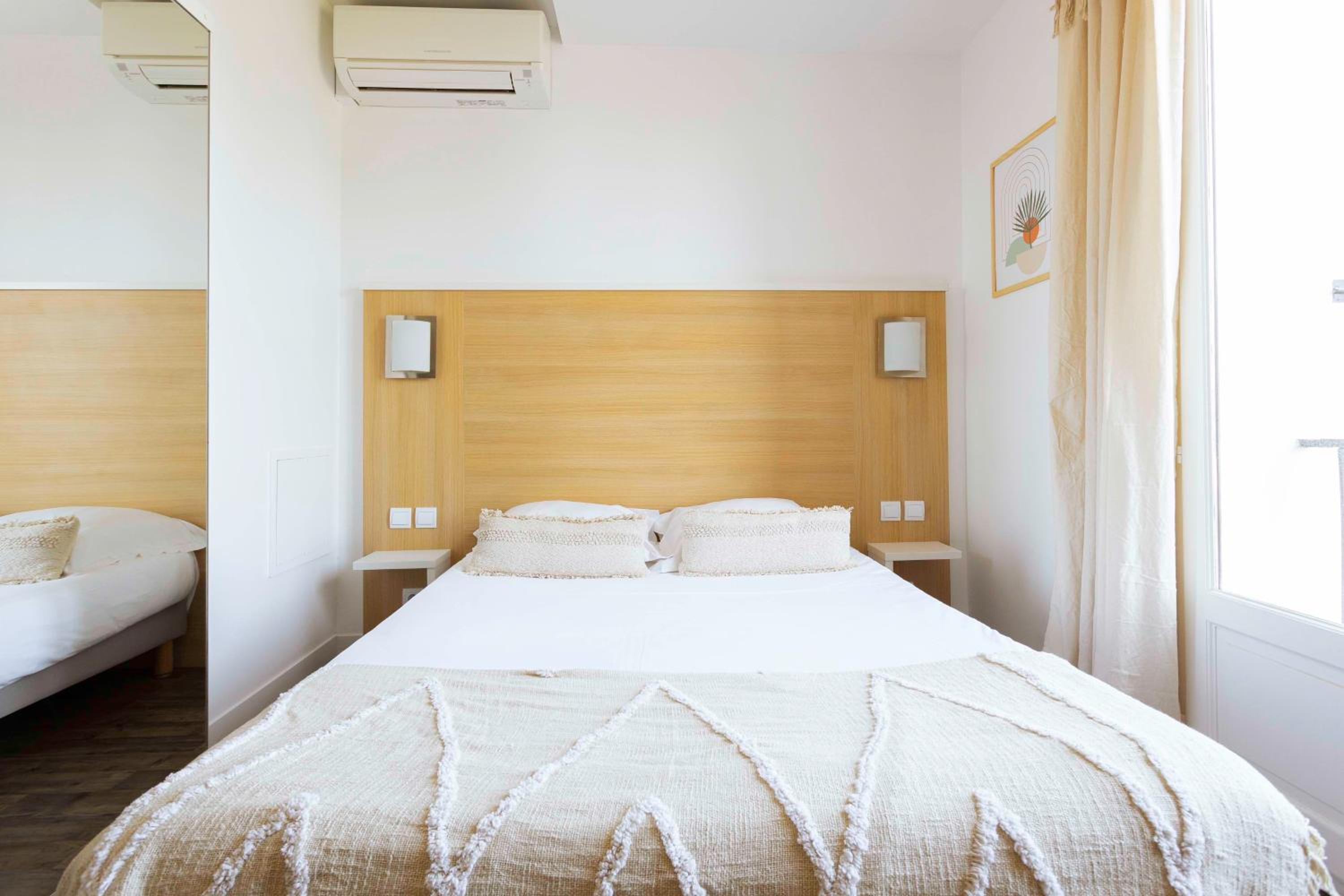 Budget Double Room - Street Side - Photo 1