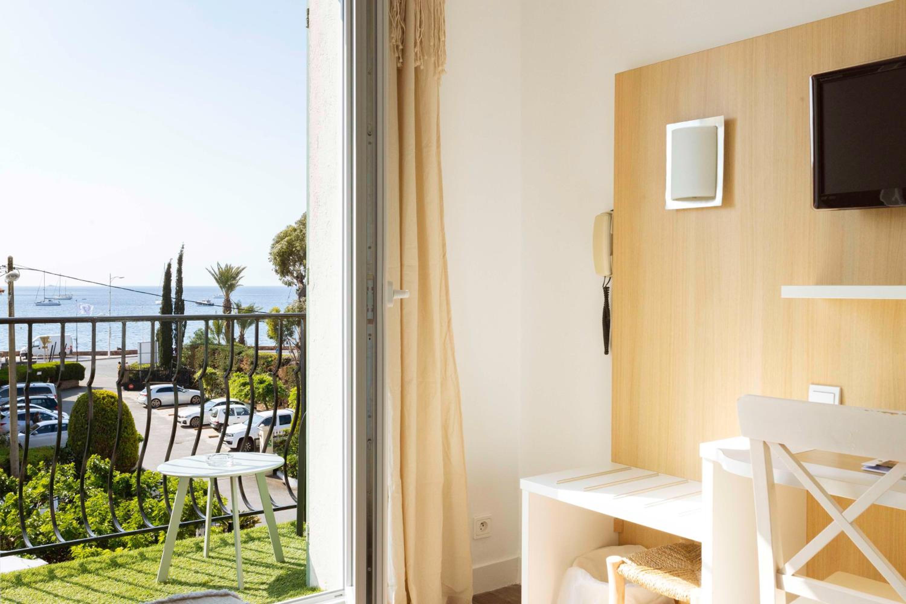 Triple Room with Balcony - Photo 3