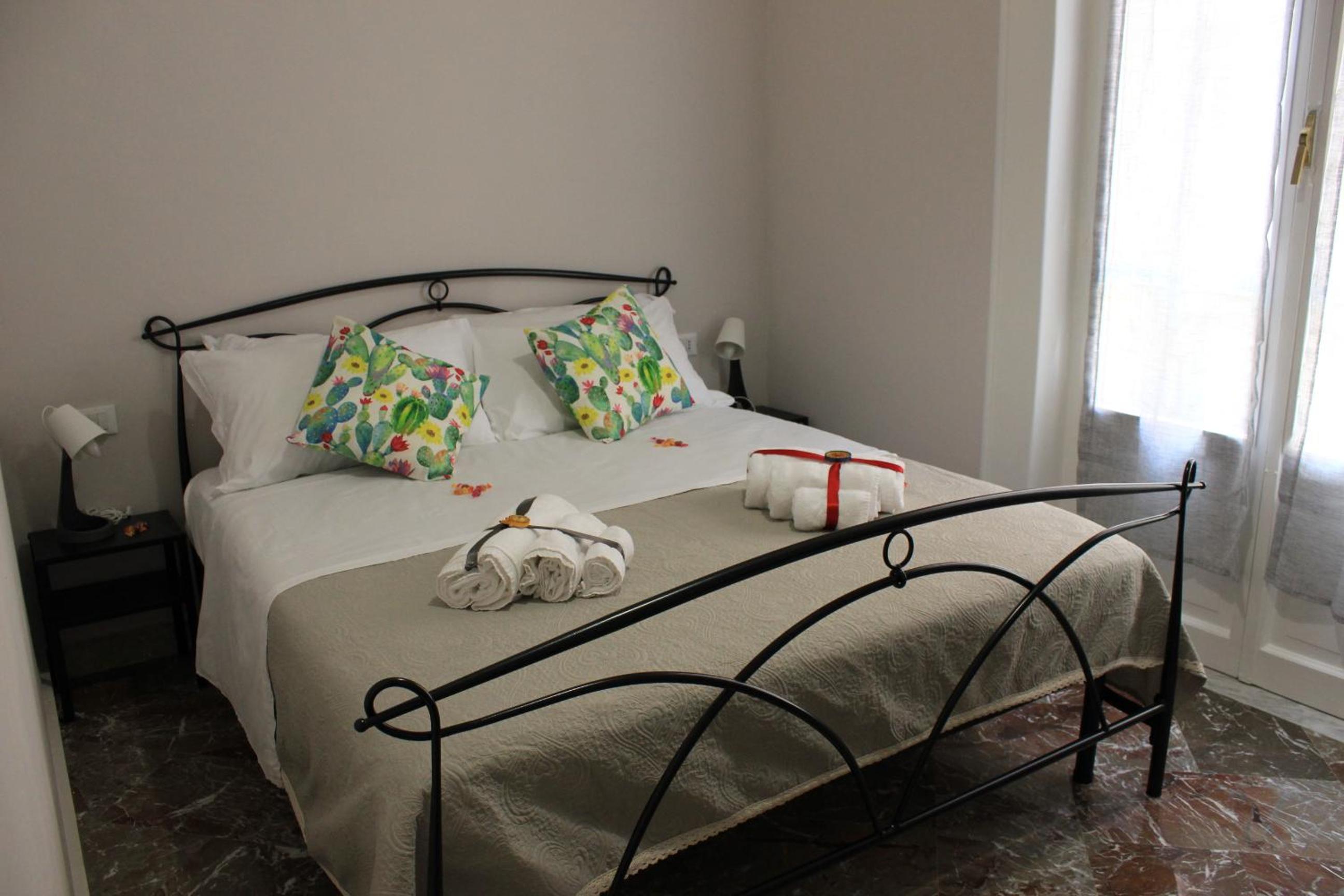 King Room with Balcony - Photo 10