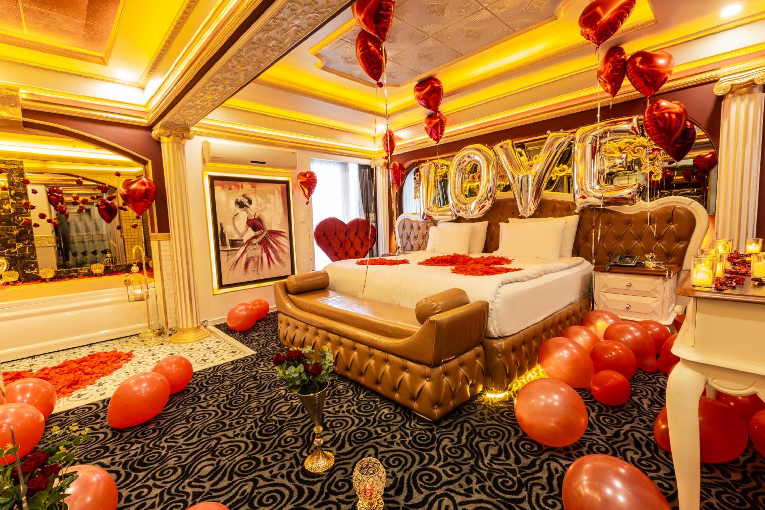 Honeymoon Suite with Hot Tub