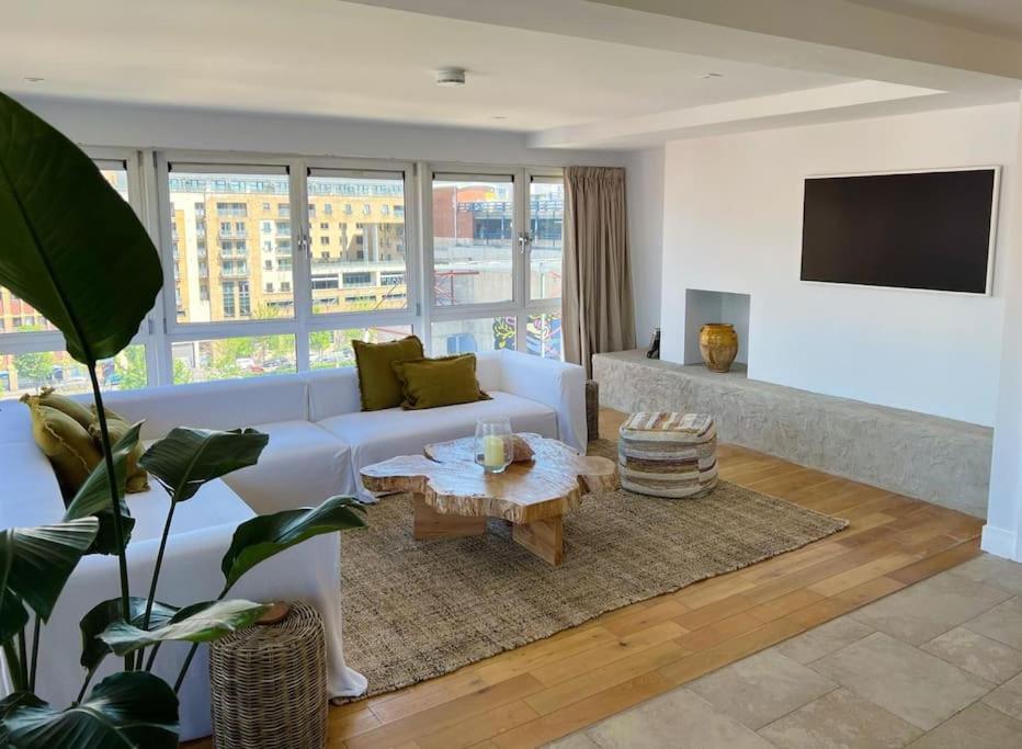 Three-Bedroom Apartment photo 1