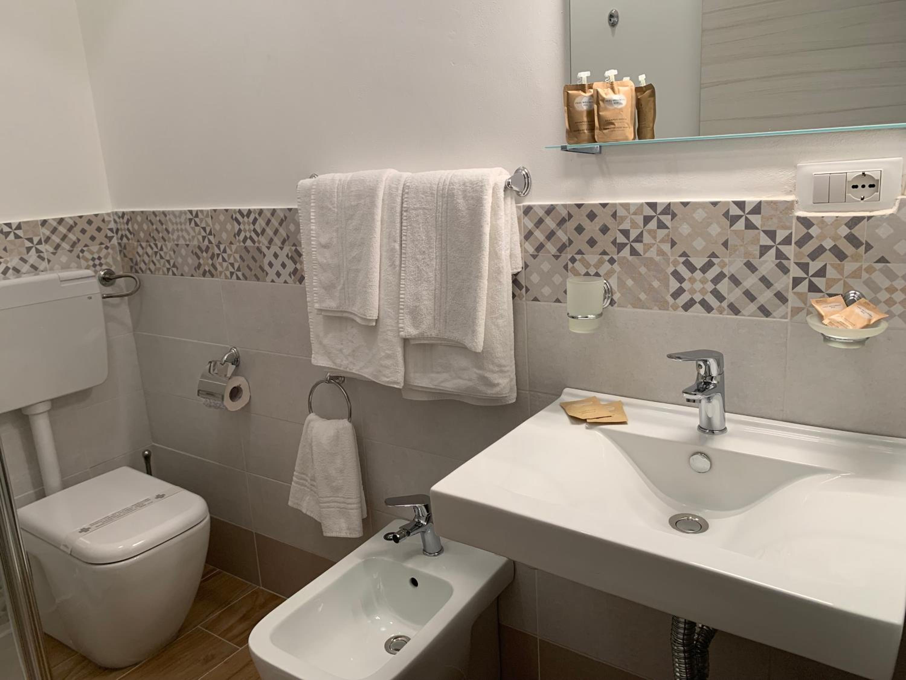 Deluxe Double Room with Balcony - Photo 9