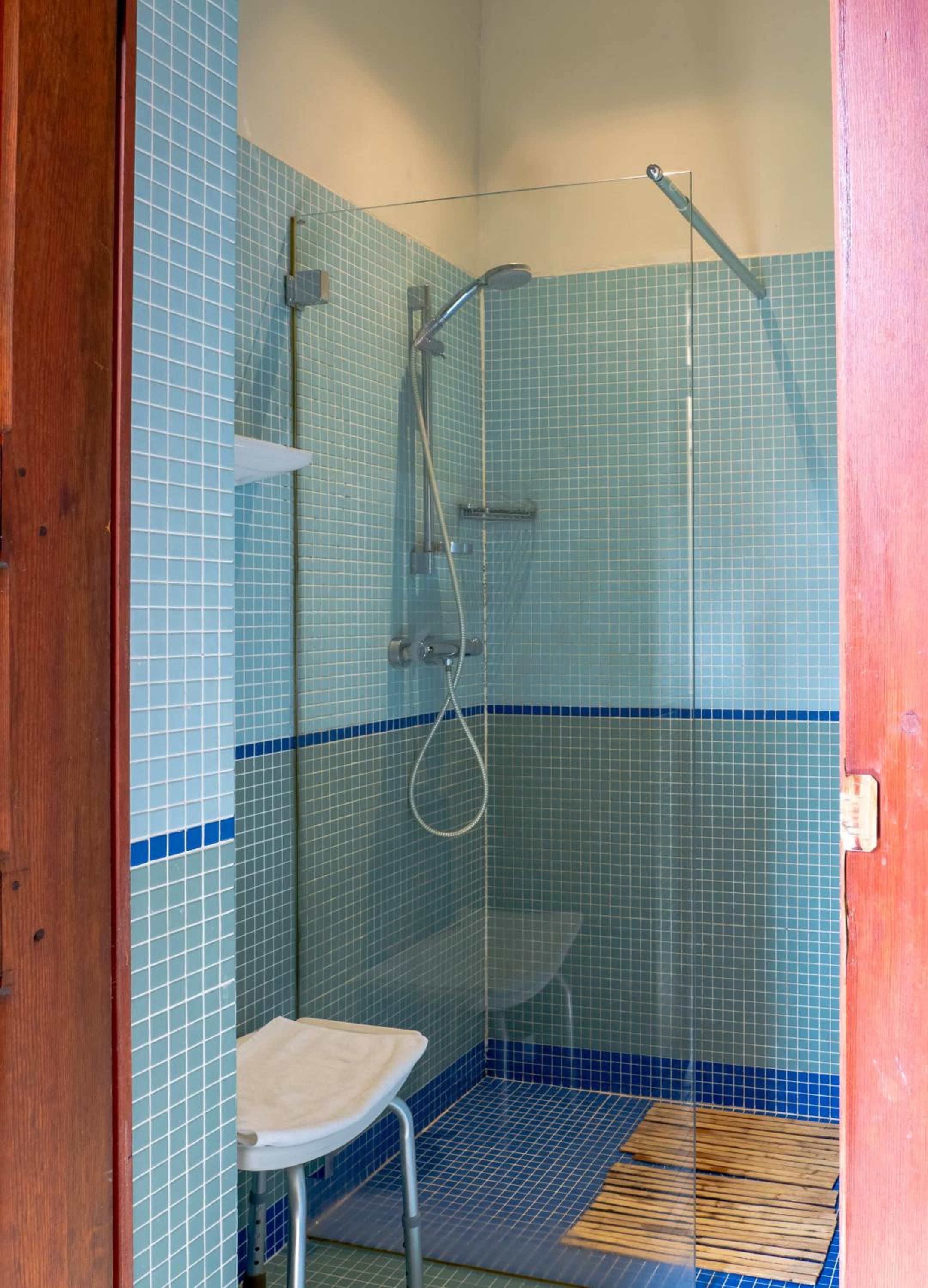 Budget Single Room With Shared Bathroom photo 2