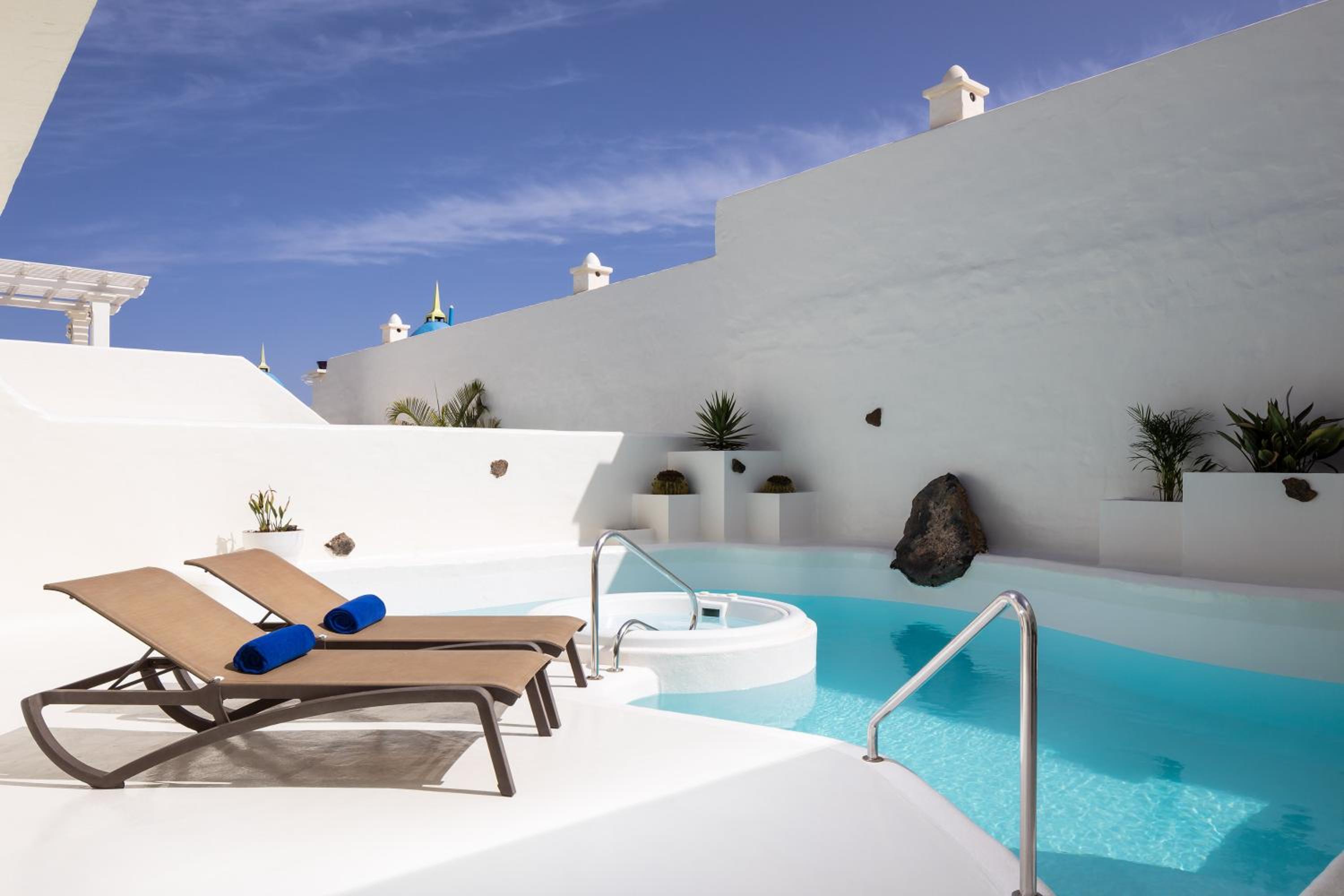 Superior Three-Bedroom Villa With Private Pool photo 3