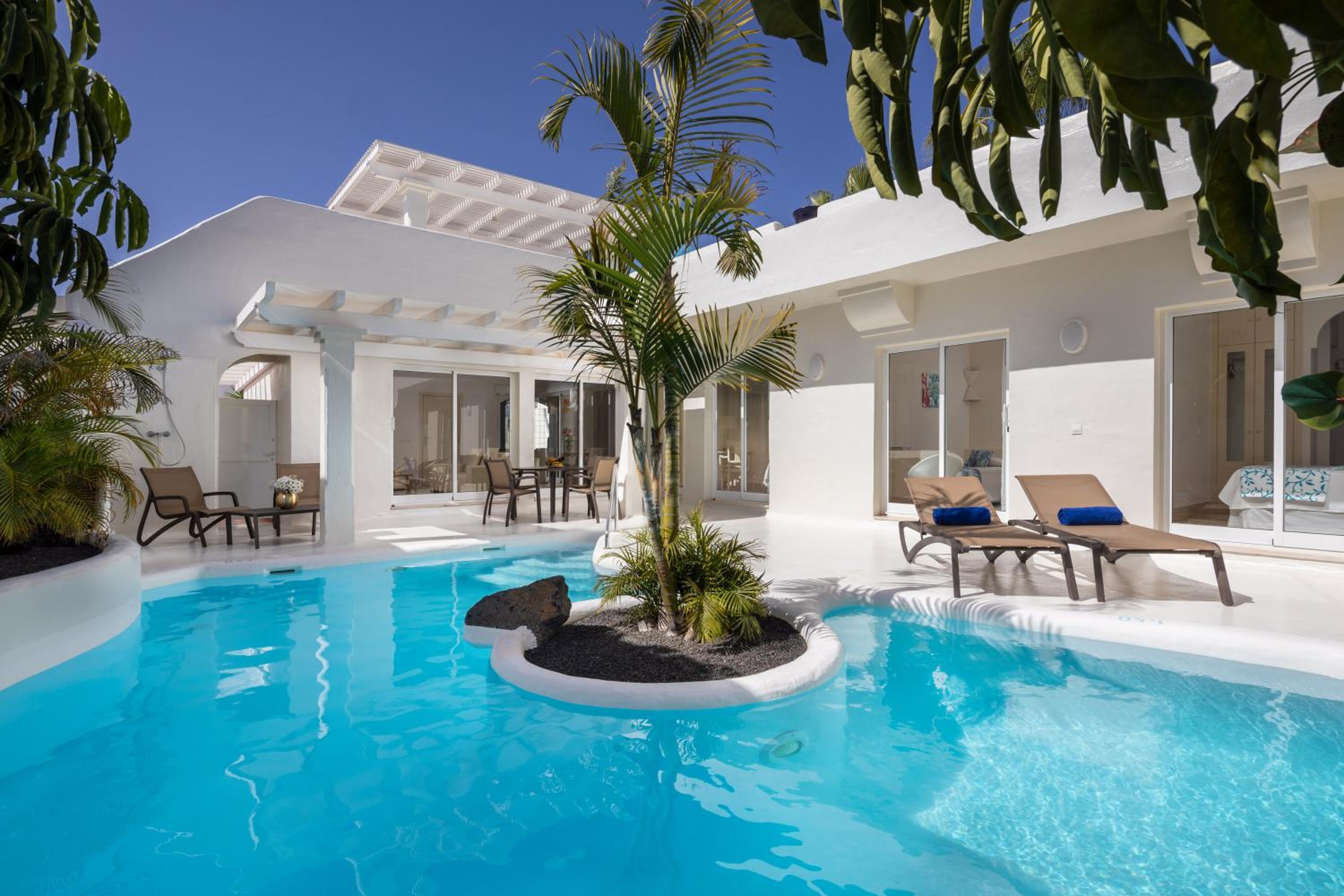 Premier Two-Bedroom Villa with Private Pool and Garden photo 2