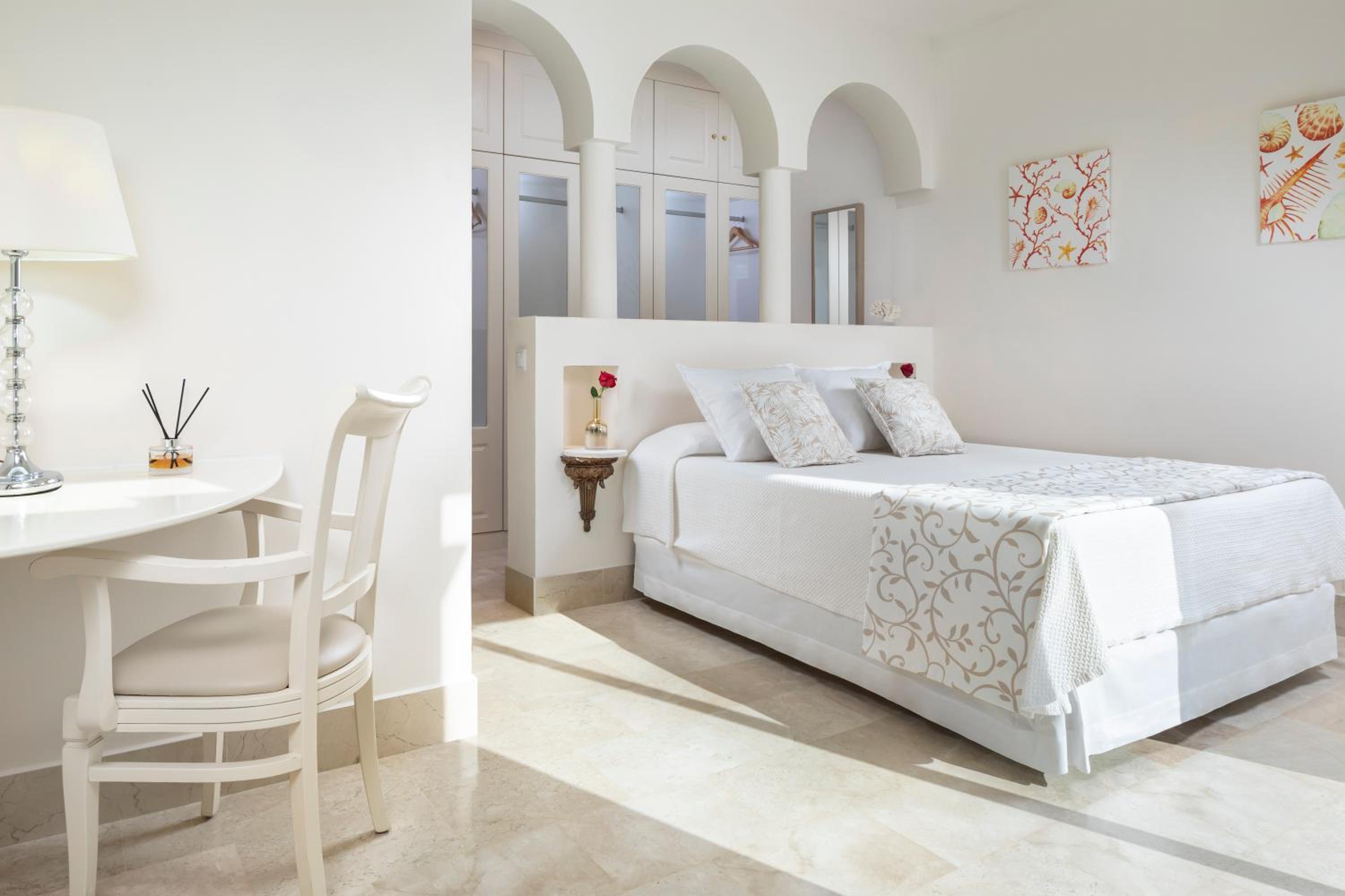 Premier Two-Bedroom Villa with Private Pool and Garden photo 3