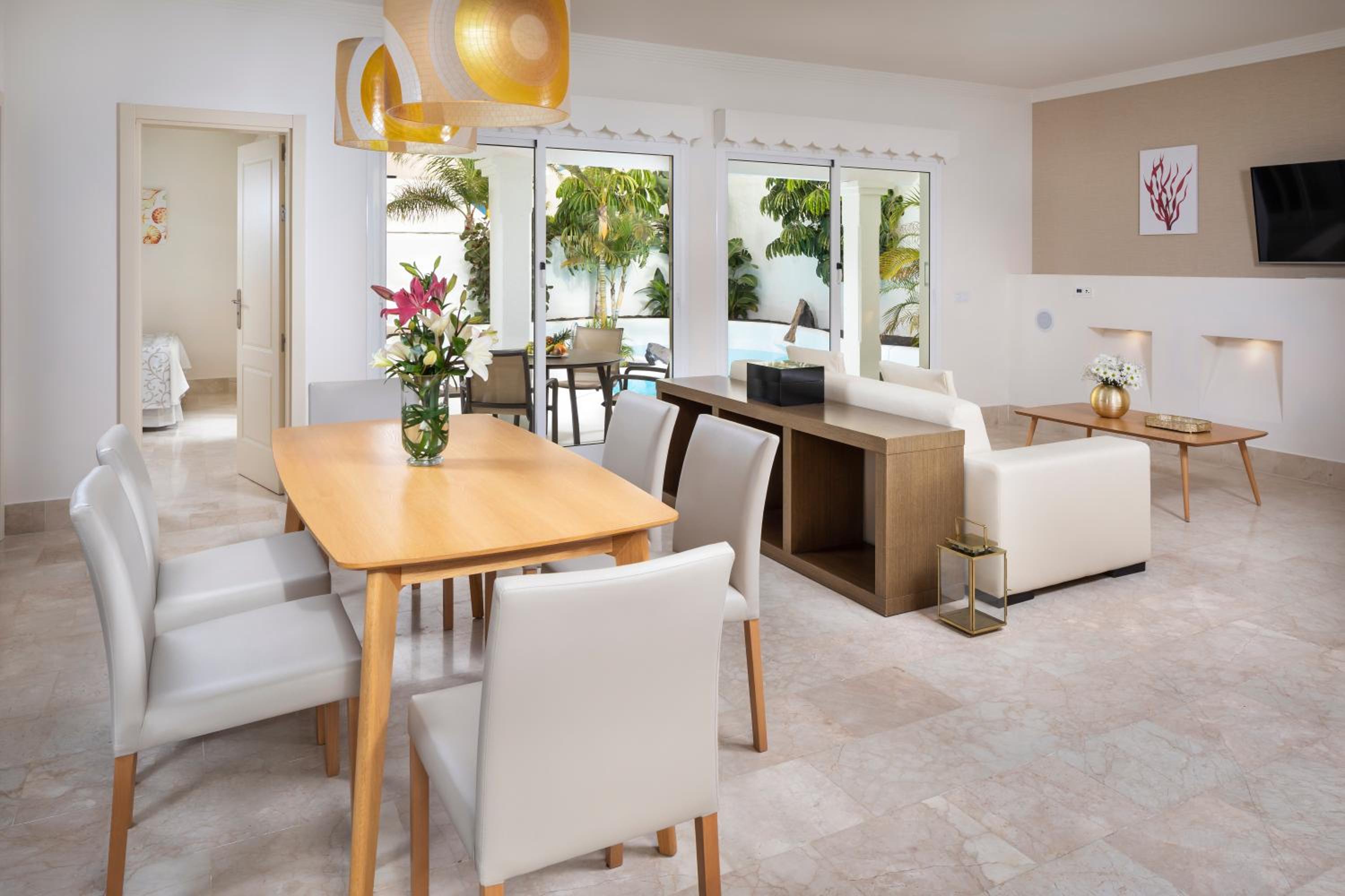 Villa Premier de Dos Habitaciones con Piscina Privada y Jardín