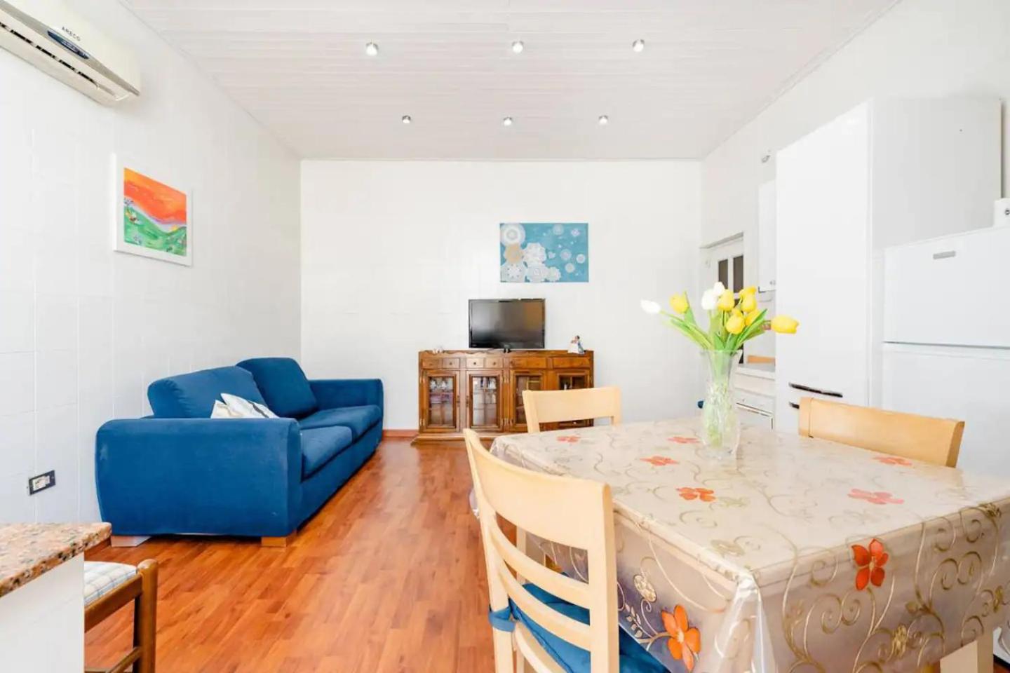 Apartment with Balcony - Photo 10