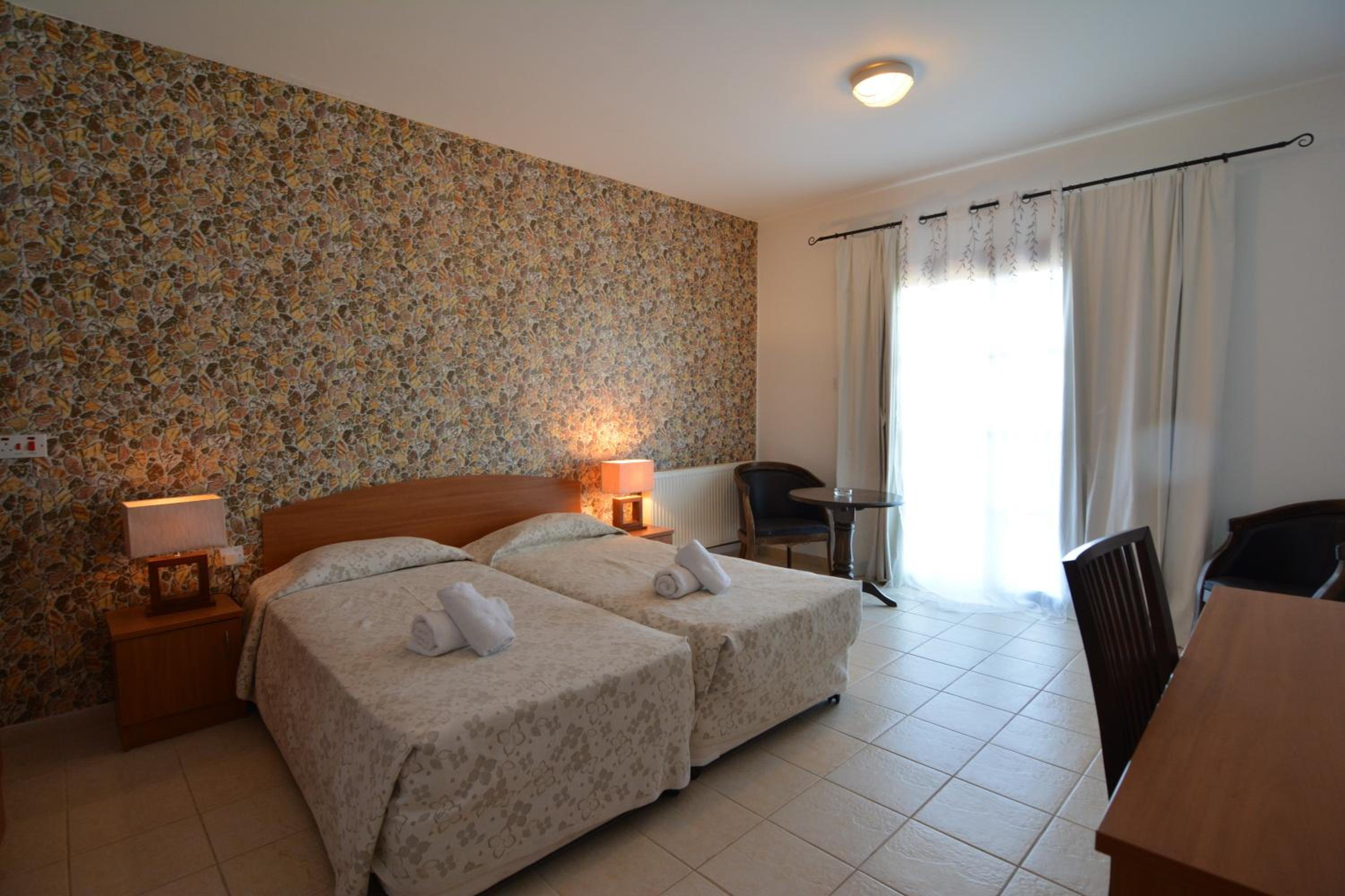 Habitación triple con vista al mar.