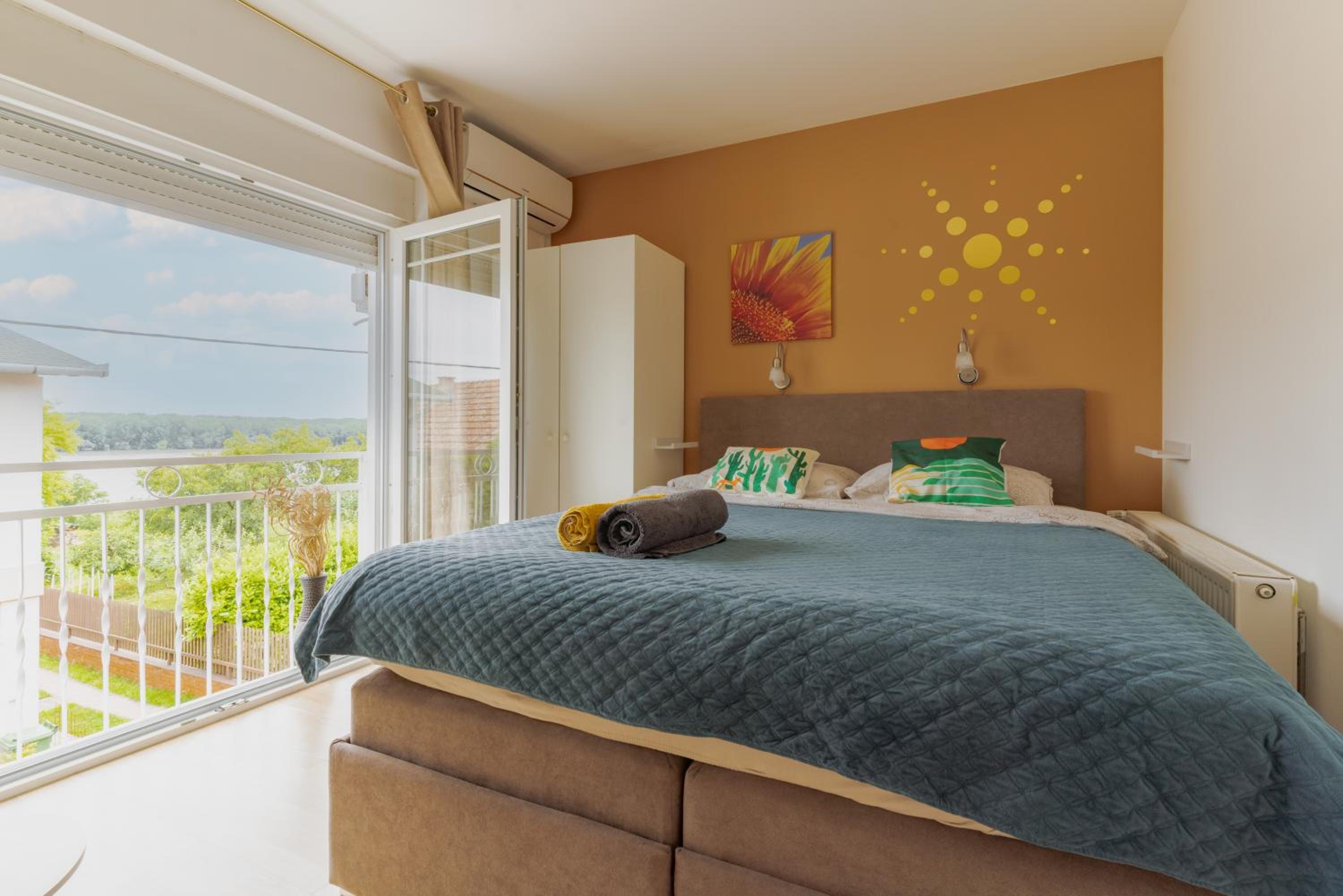 One-Bedroom Apartment - Photo 1