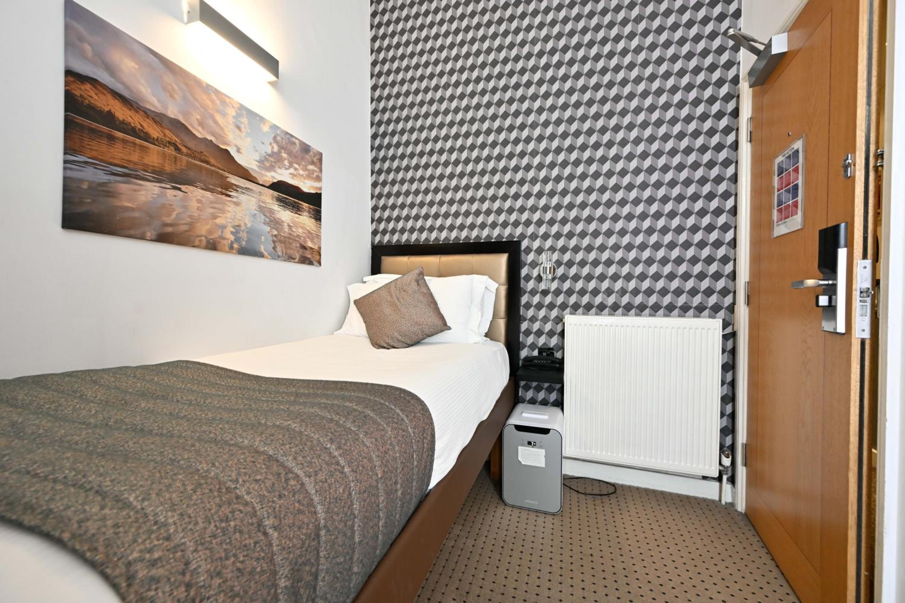 Single Room photo 1