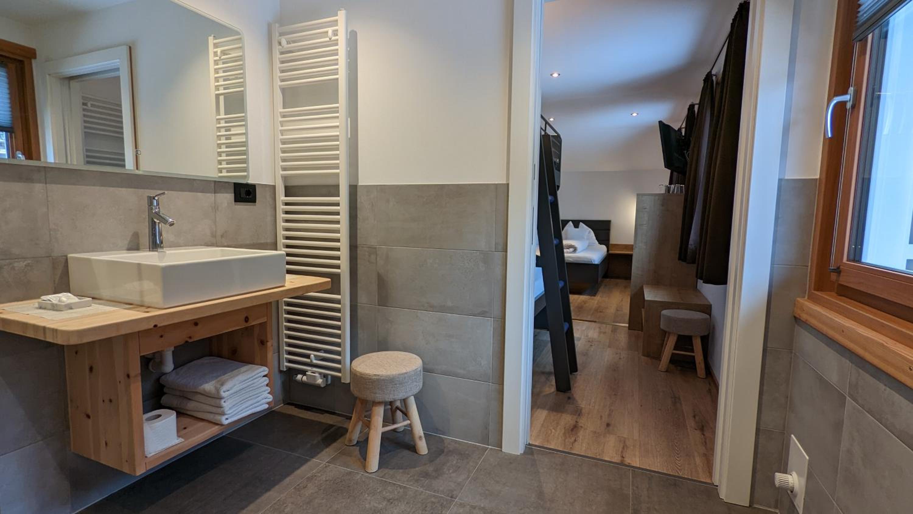 Quadruple Room with Private Bathroom - Photo 6