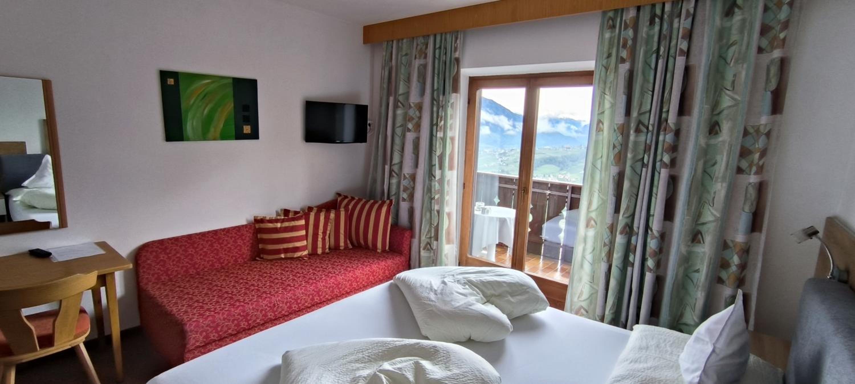 Double Room with Balcony - Photo 8
