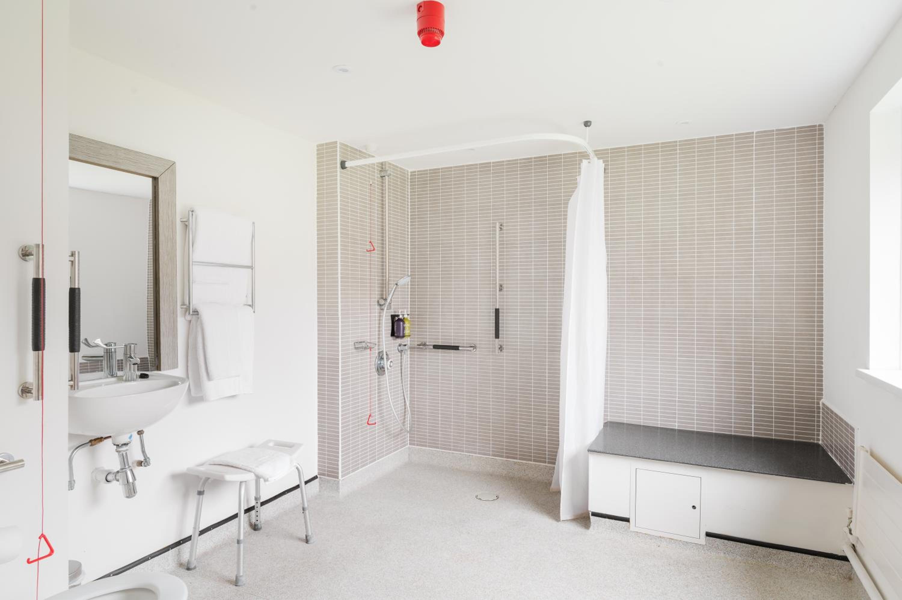 Standard Double Room - Disability Access - Photo 7