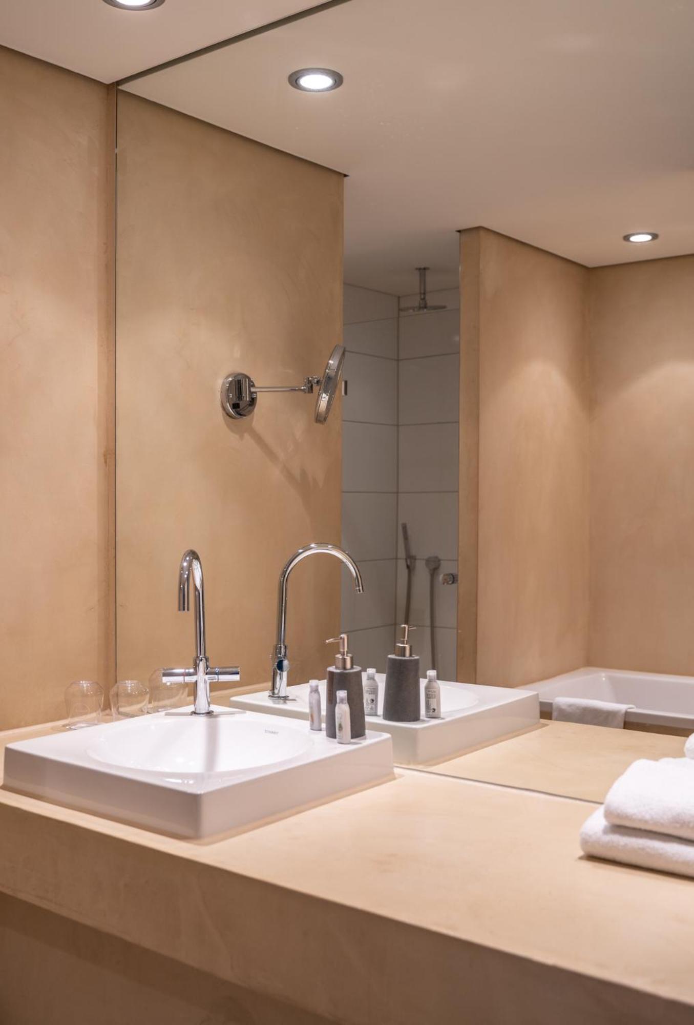 Deluxe Double Room with Balcony - Photo 3