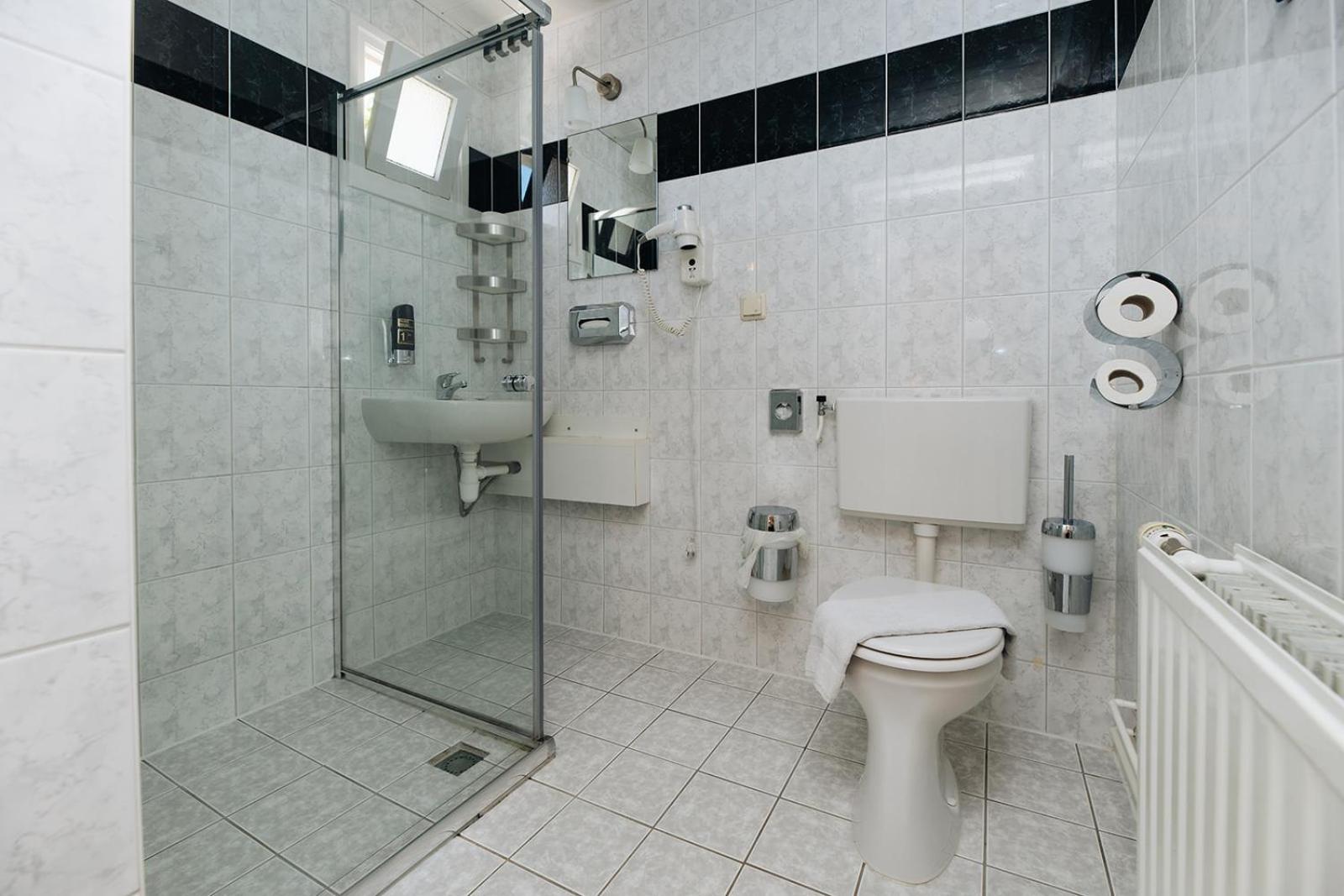 Standard Double Room - Photo 8