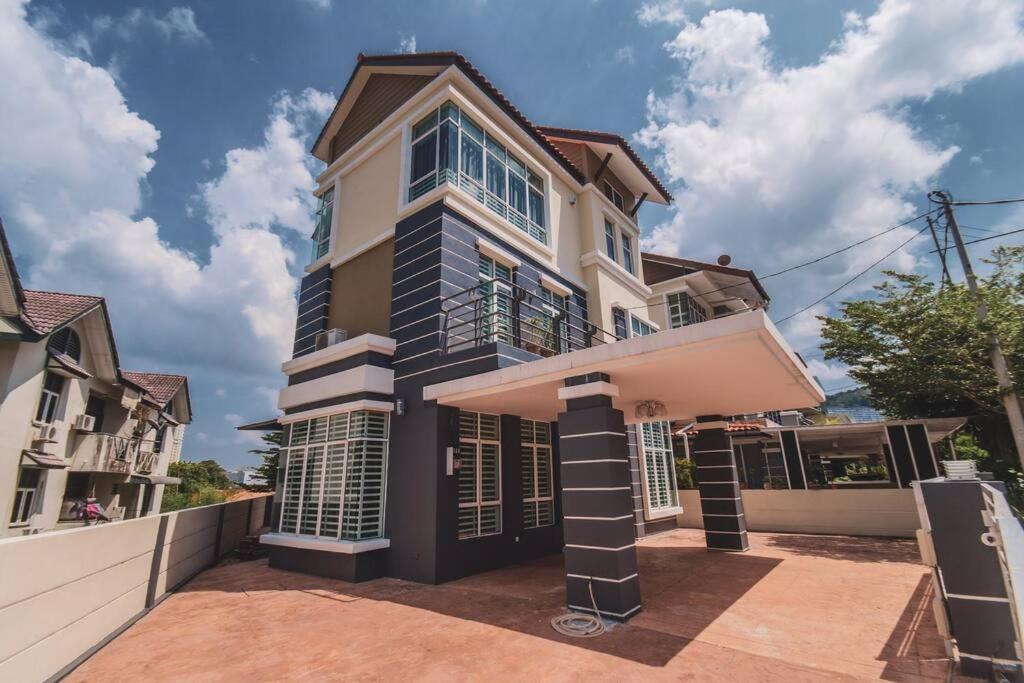 Five-Bedroom House photo 1