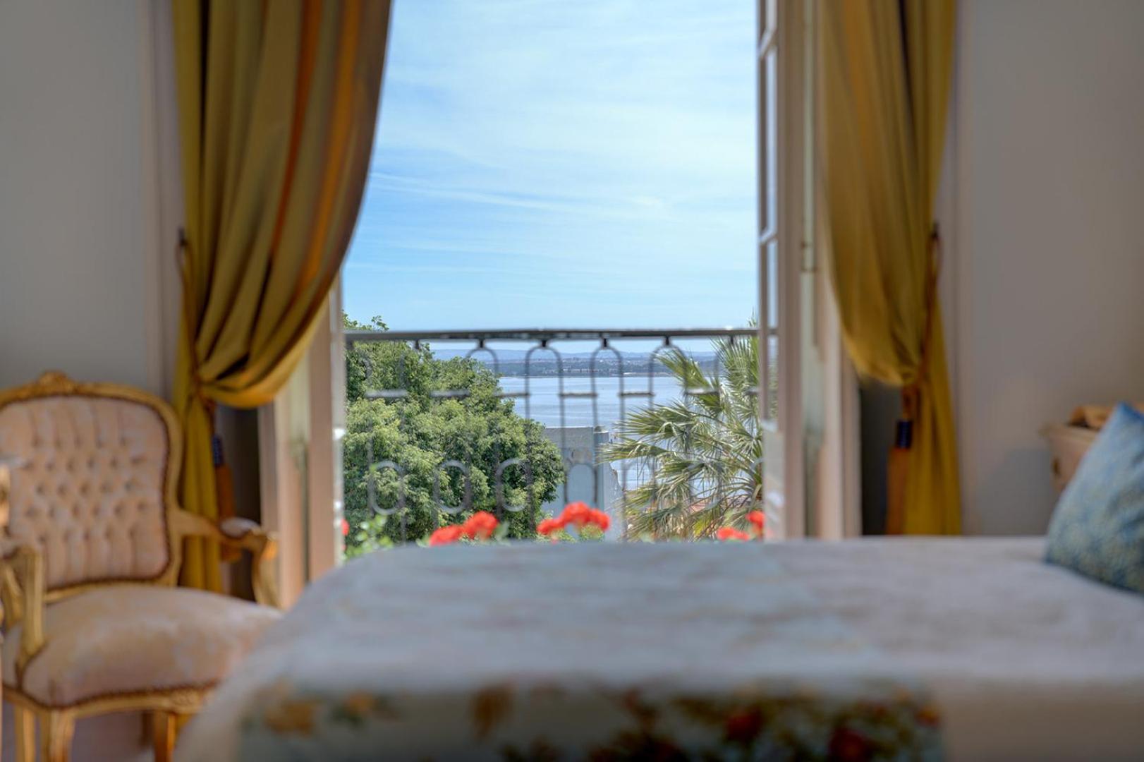 Superior Double Room with Balcony and City and River View photo 3