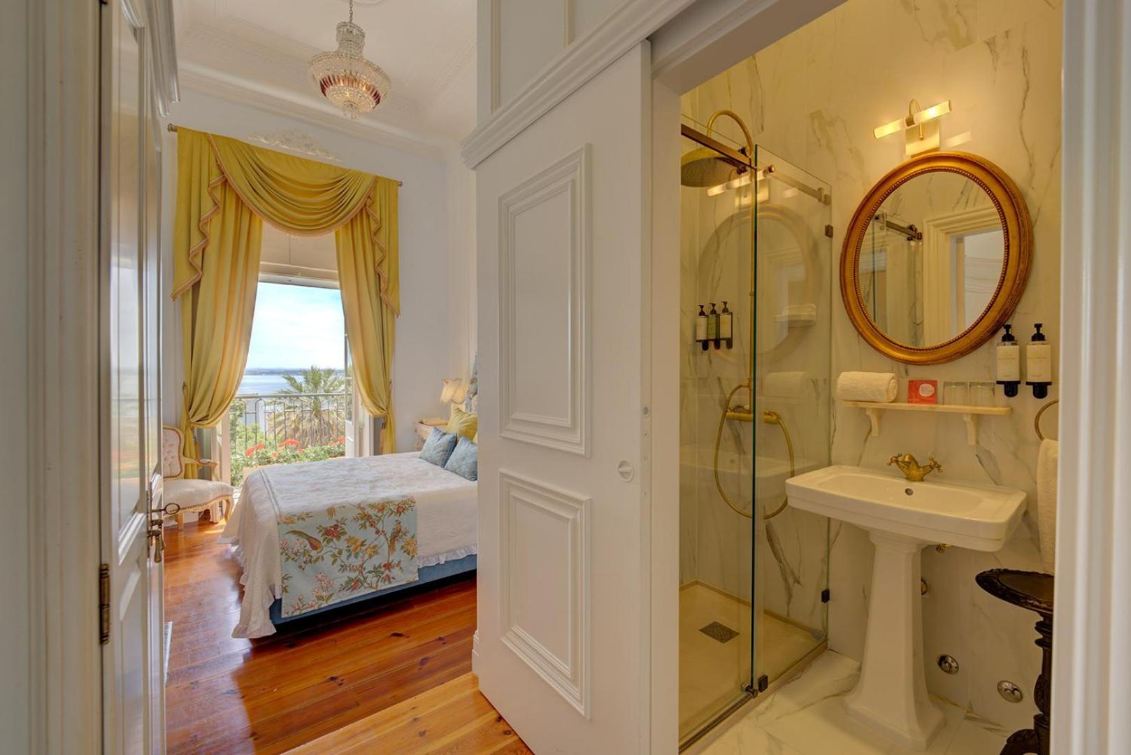 Superior Double Room with Balcony and City and River View photo 2