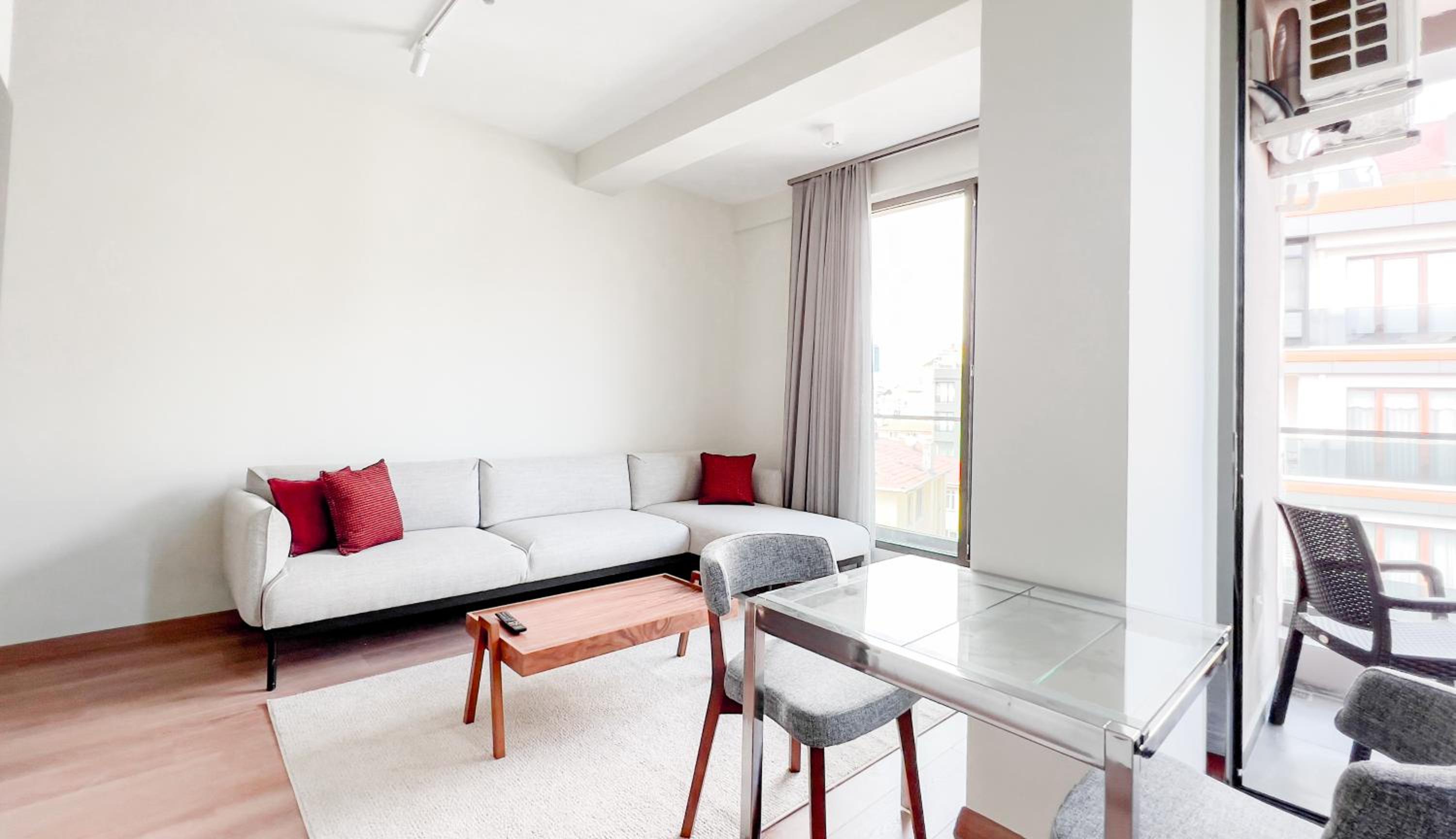 One-Bedroom Apartment photo 1