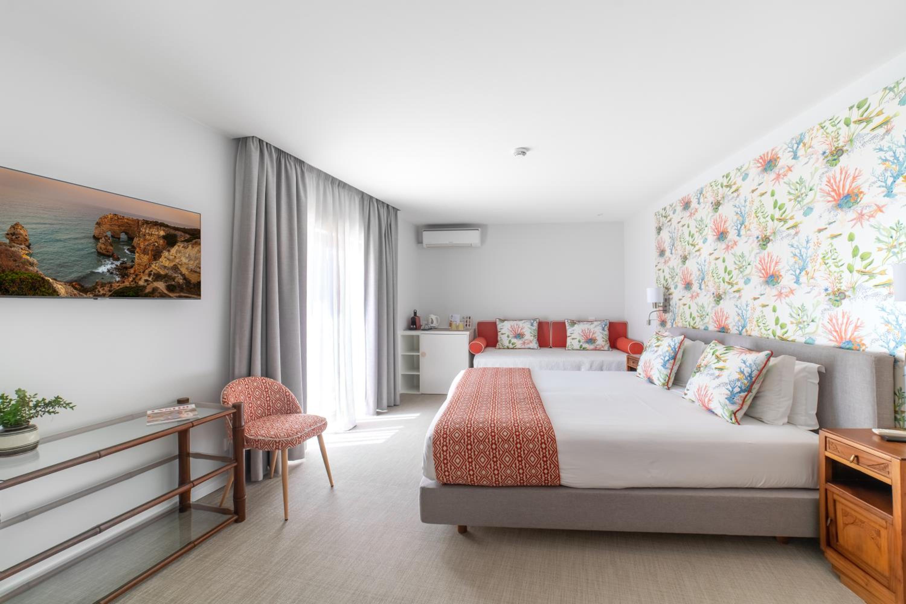 Double or Twin Room with Balcony and Sea View photo 2